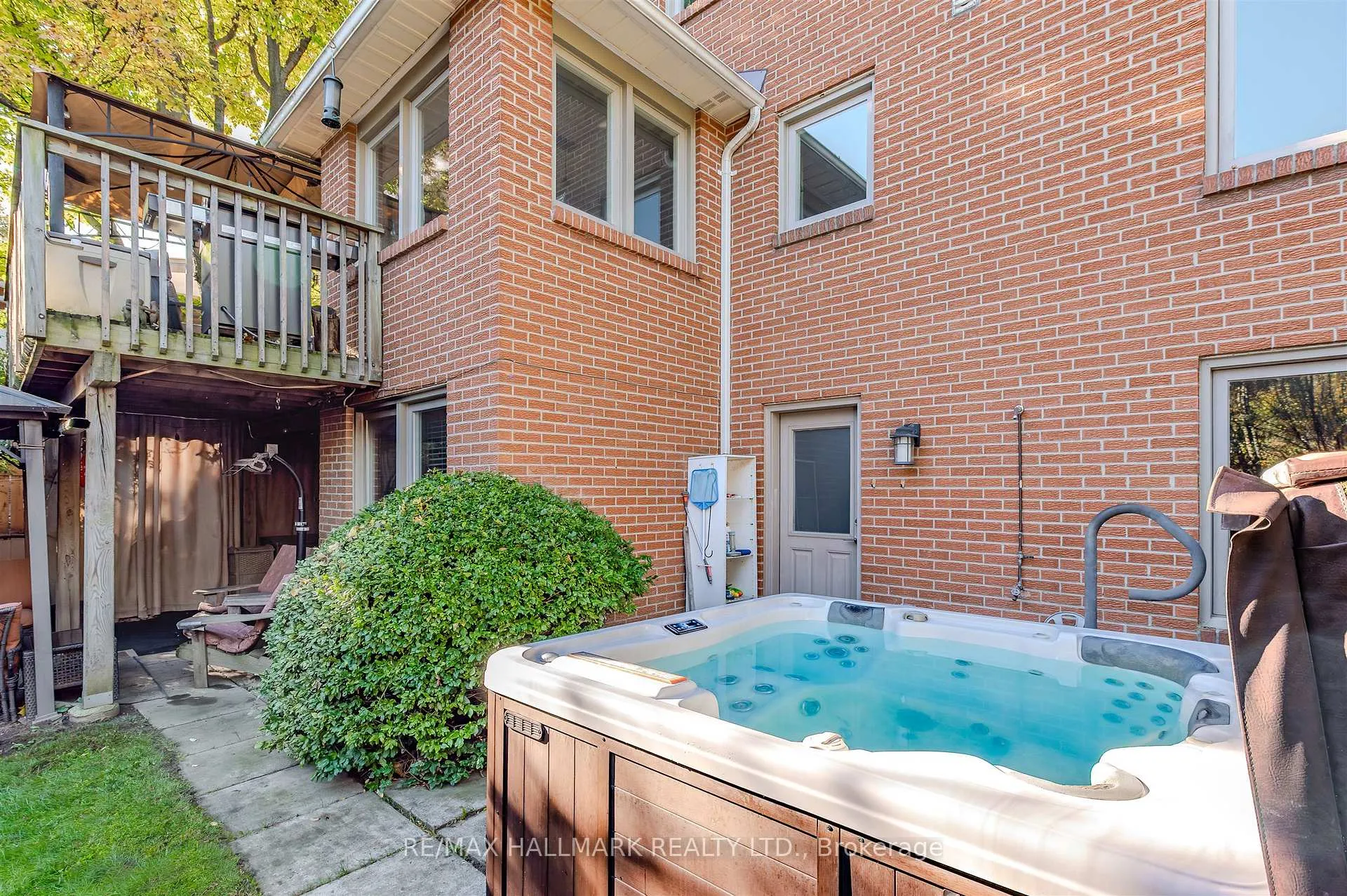 Photo 43 of 136 Mossgrove Trail, North York, St. Andrew-Windfields — HOMEH