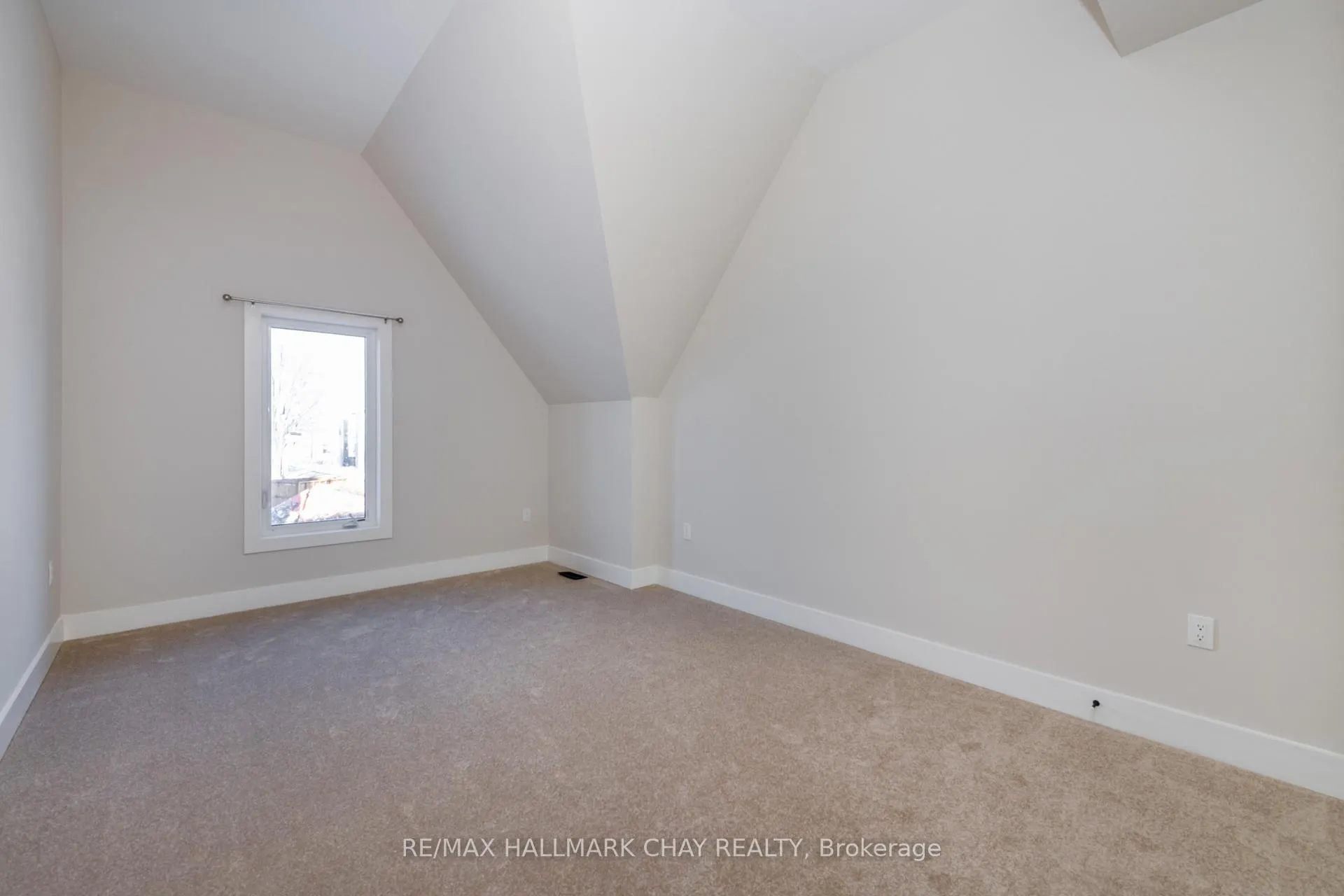 Photo 7 of 1 Ruby Crescent Road, Orillia — HOMEH
