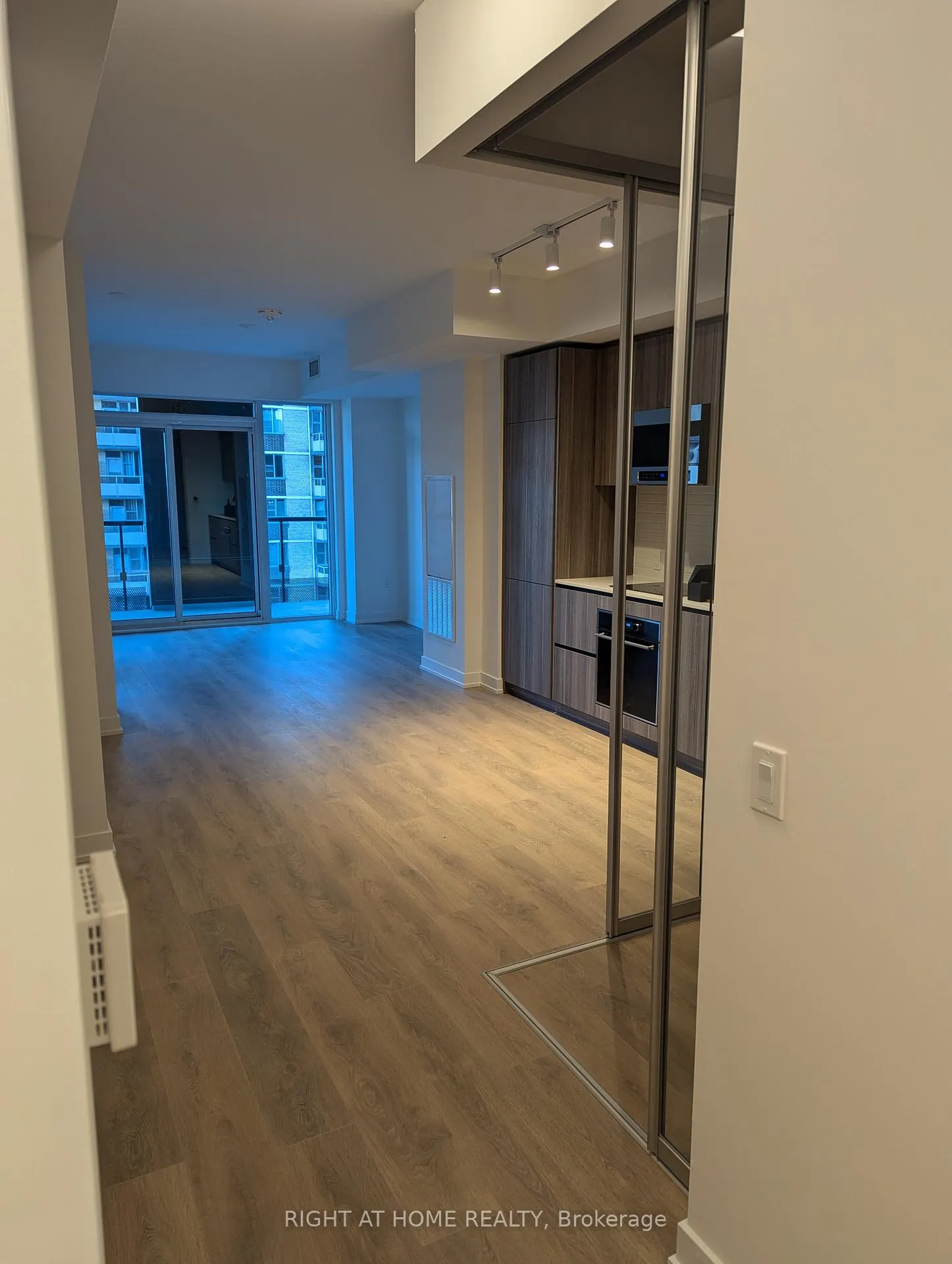 Photo 1 of Unit 714, 127 Broadway Avenue, Toronto, Mount Pleasant West — HOMEH