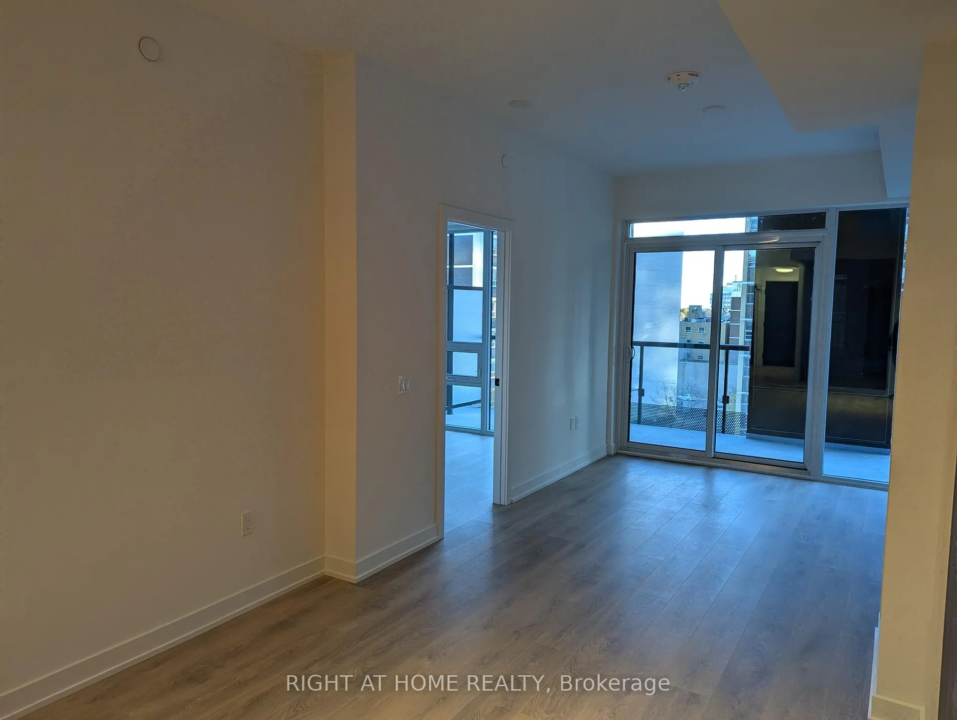 Photo 3 of Unit 714, 127 Broadway Avenue, Toronto, Mount Pleasant West — HOMEH