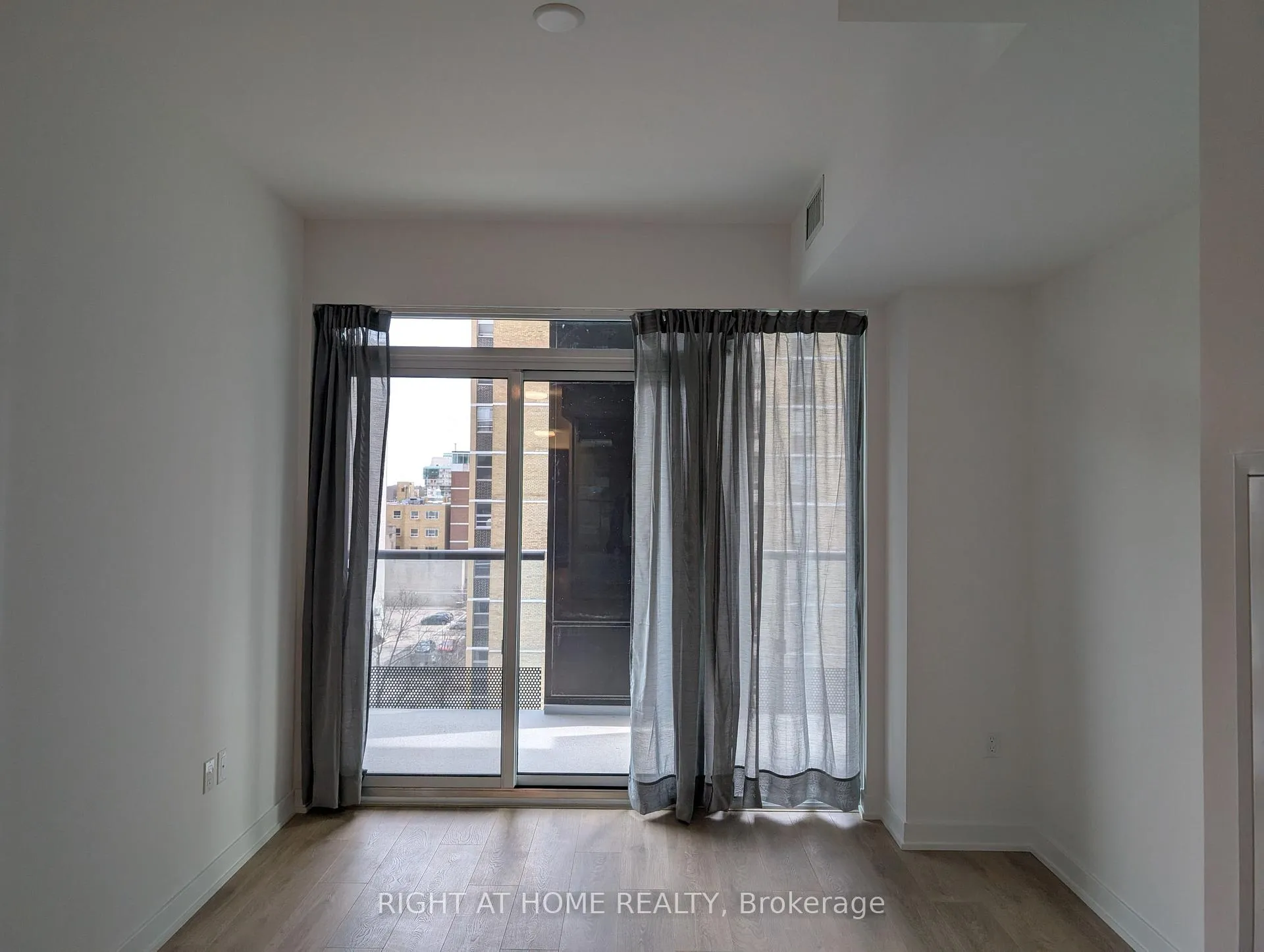 Photo 4 of Unit 714, 127 Broadway Avenue, Toronto, Mount Pleasant West — HOMEH