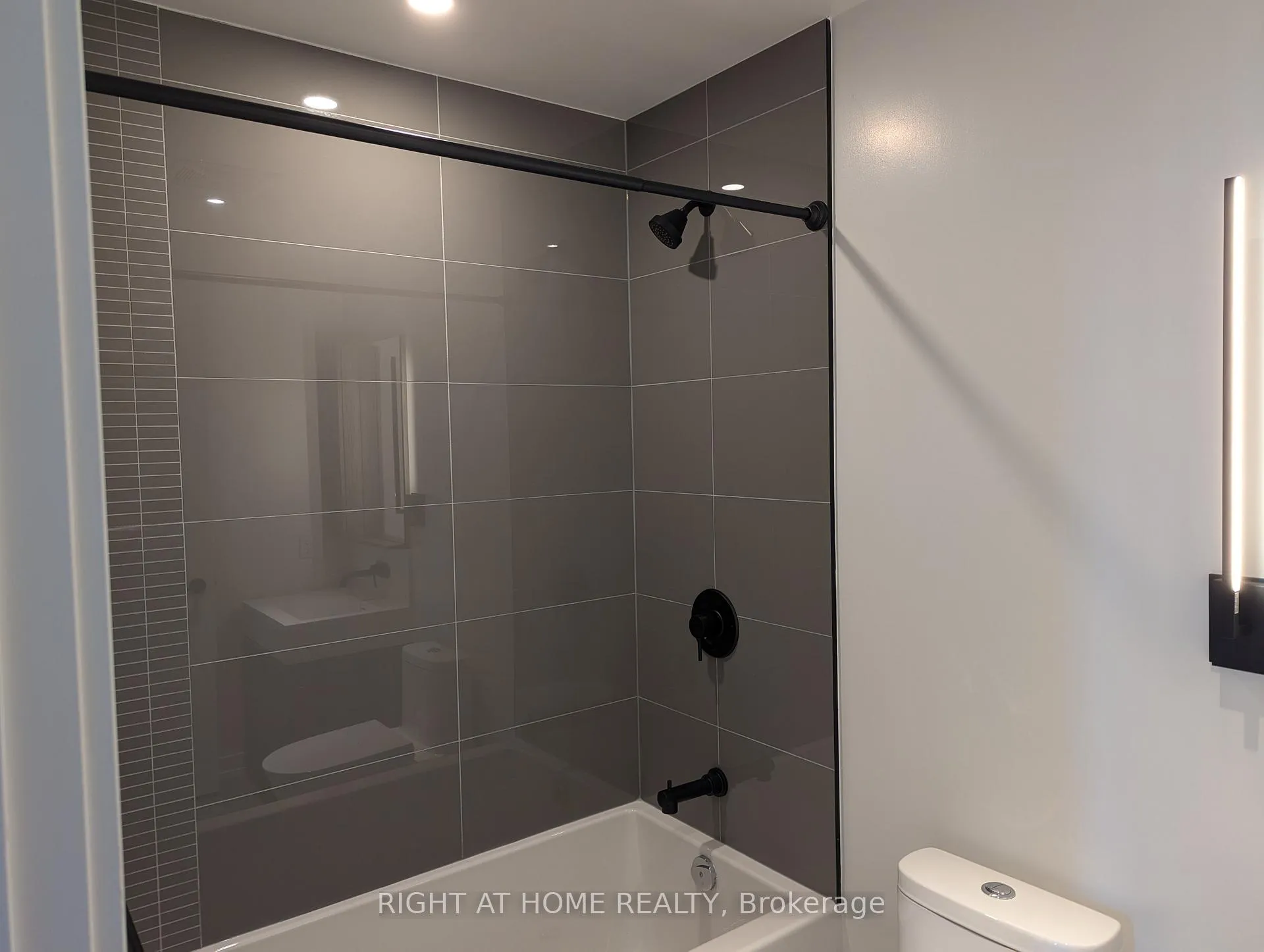 Photo 7 of Unit 714, 127 Broadway Avenue, Toronto, Mount Pleasant West — HOMEH