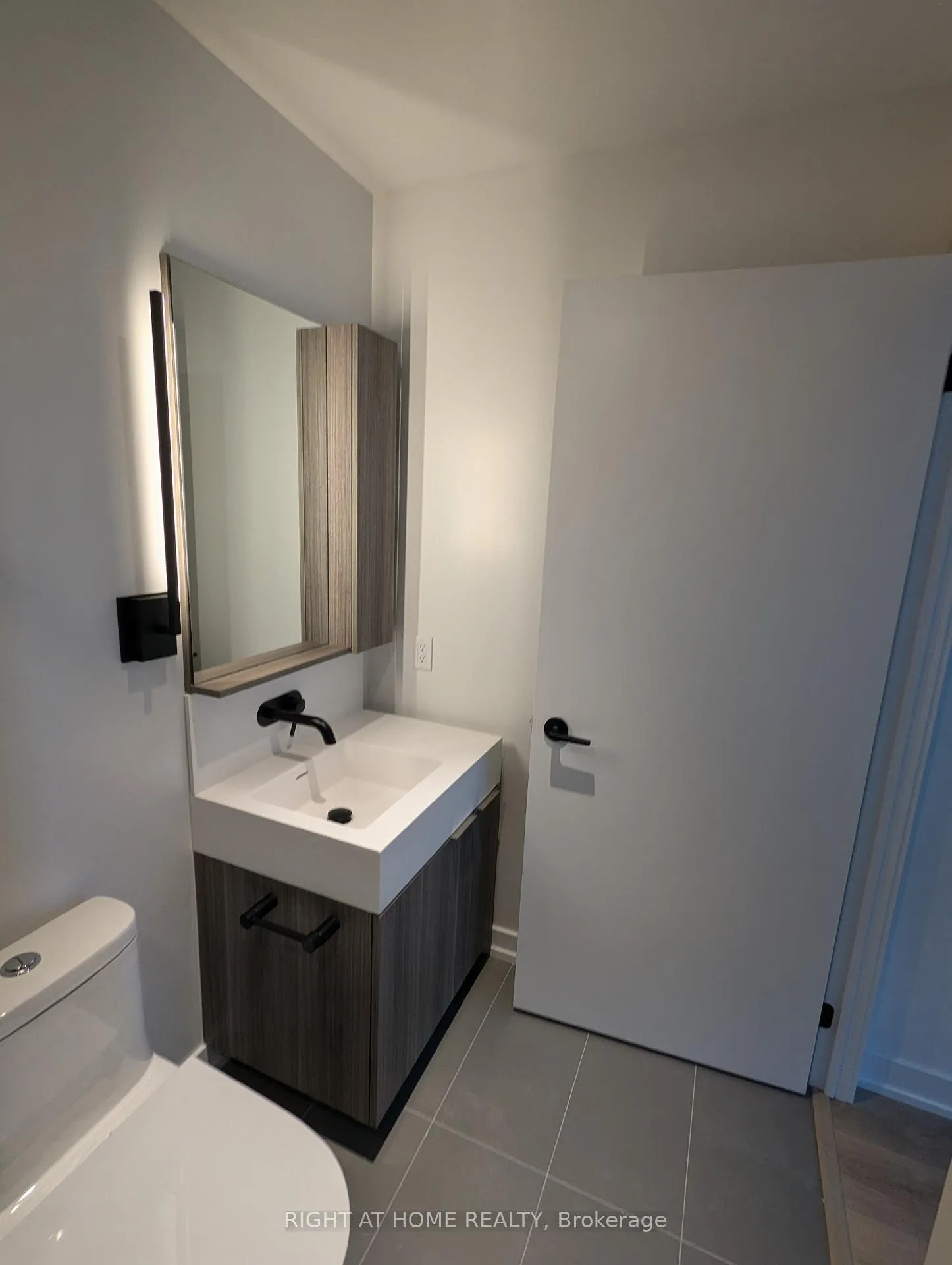 Photo 8 of Unit 714, 127 Broadway Avenue, Toronto, Mount Pleasant West — HOMEH