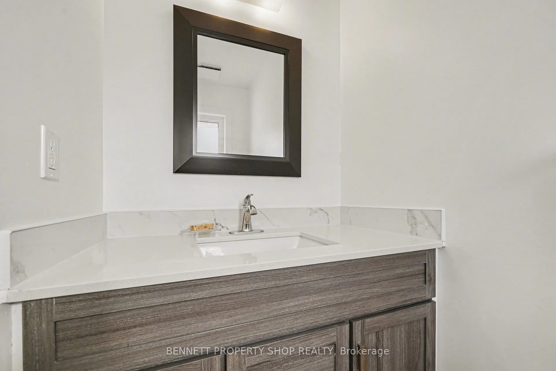 Photo 5 of 37 Pixley Private, Ottawa, Riverview Park — HOMEH
