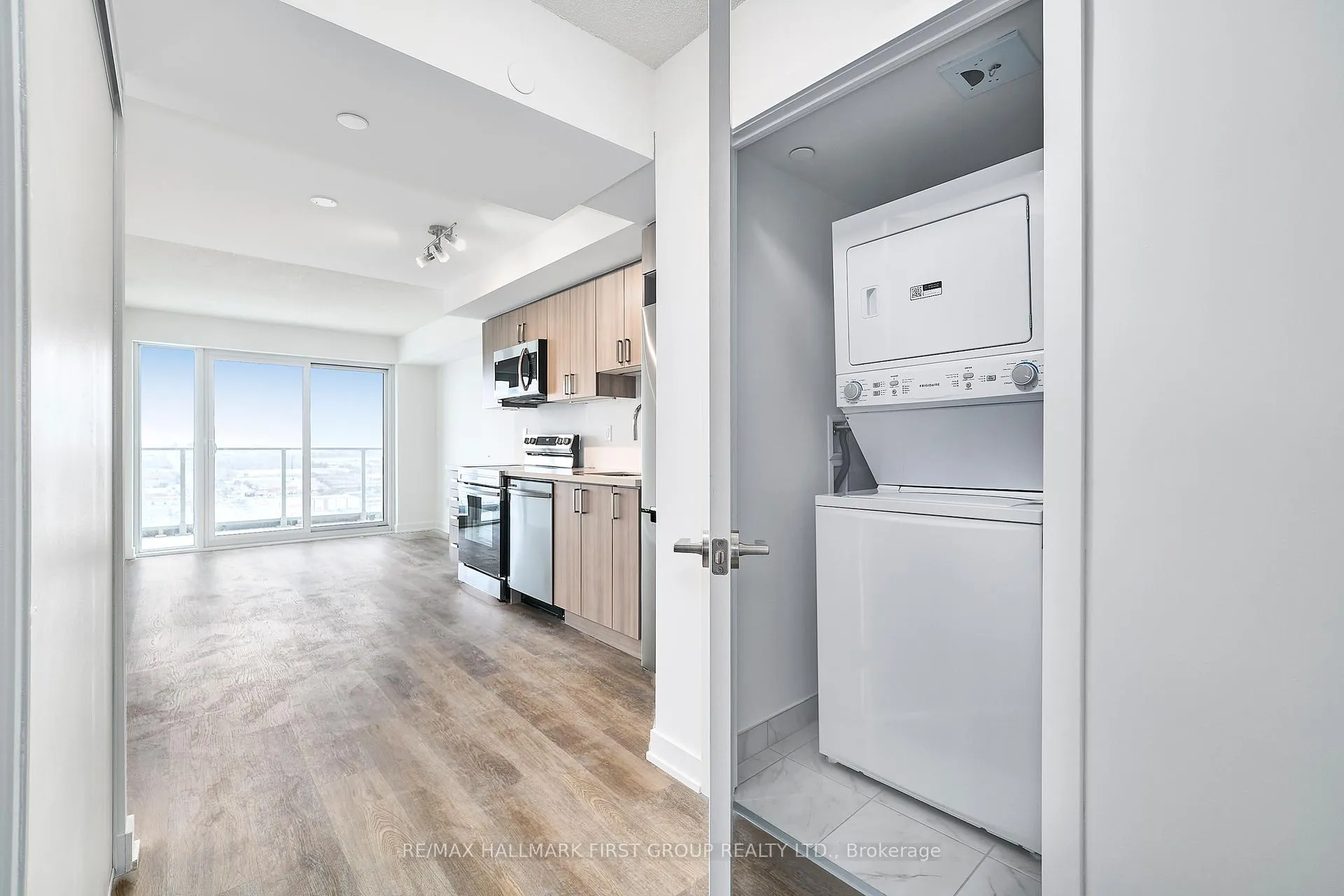 Photo 4 of Unit 2403, 1010 Sandy Beach Road, Pickering, Bay Ridges — HOMEH