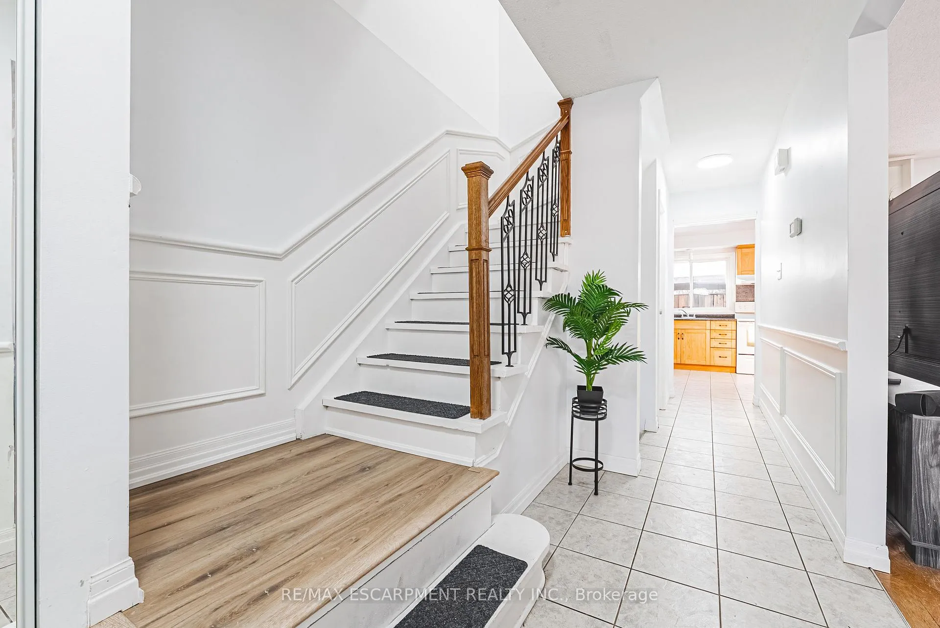 Photo 2 of Unit 4, 2220 Upper Middle Road, Burlington, Brant Hills — HOMEH