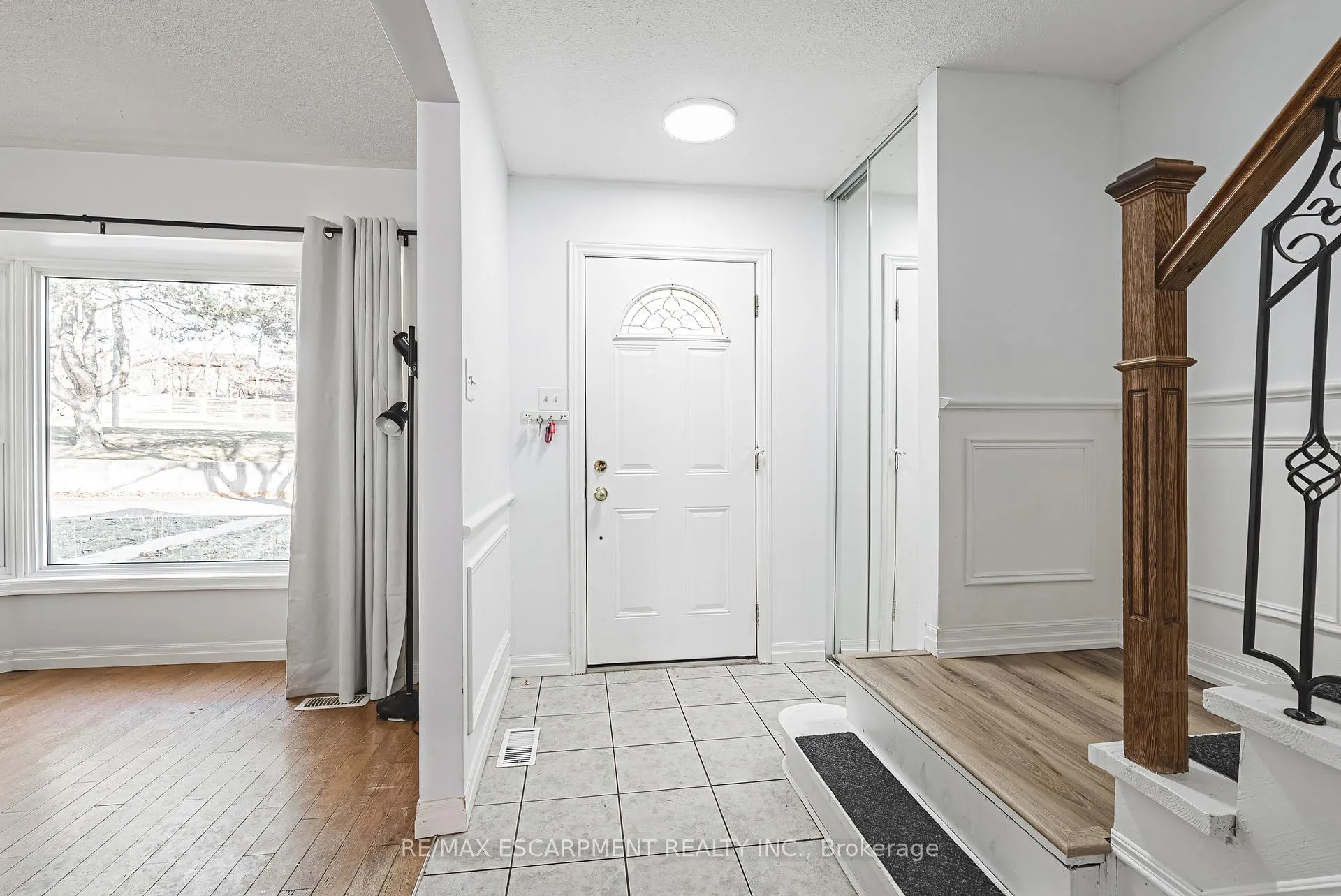 Photo 3 of Unit 4, 2220 Upper Middle Road, Burlington, Brant Hills — HOMEH