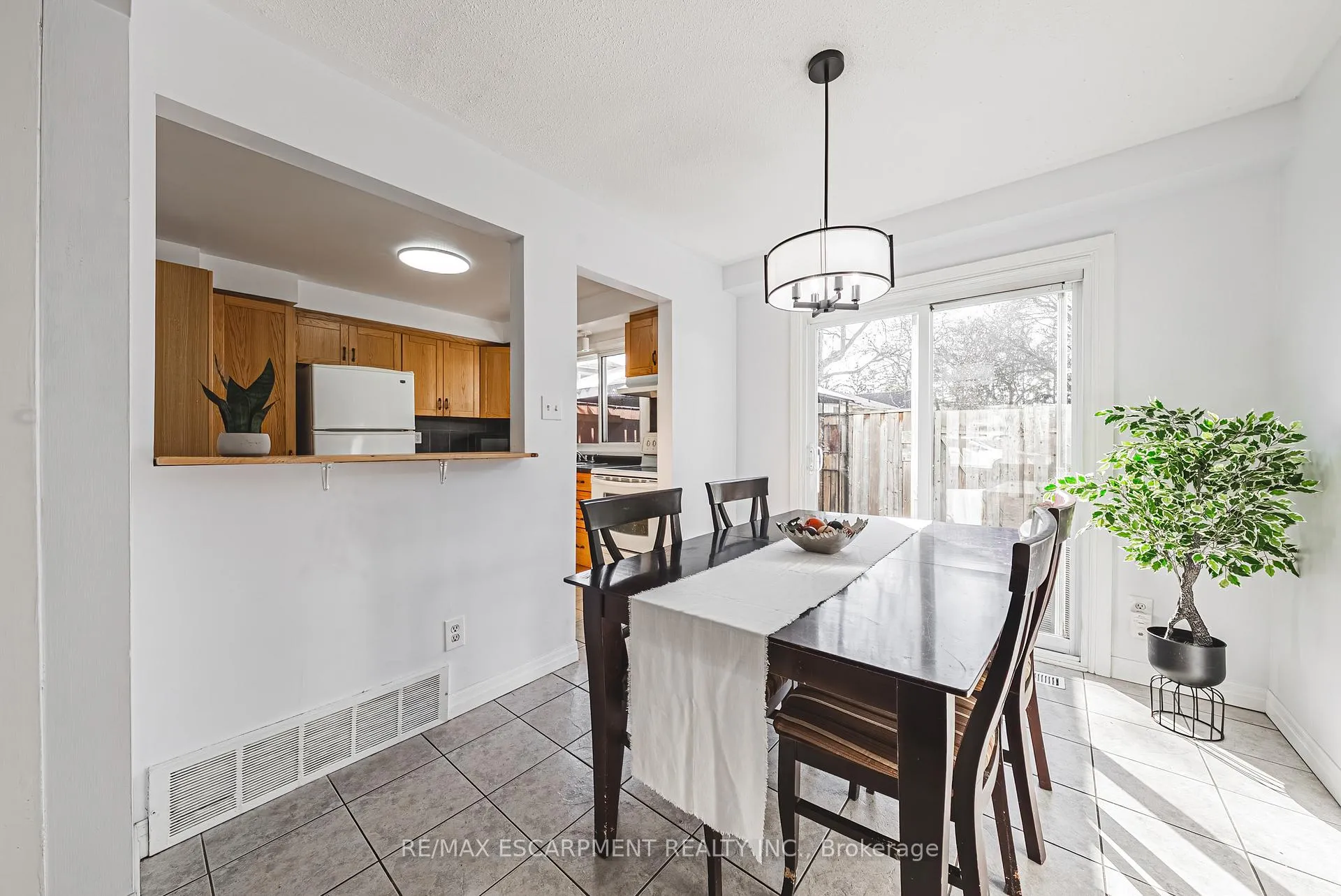 Photo 12 of Unit 4, 2220 Upper Middle Road, Burlington, Brant Hills — HOMEH