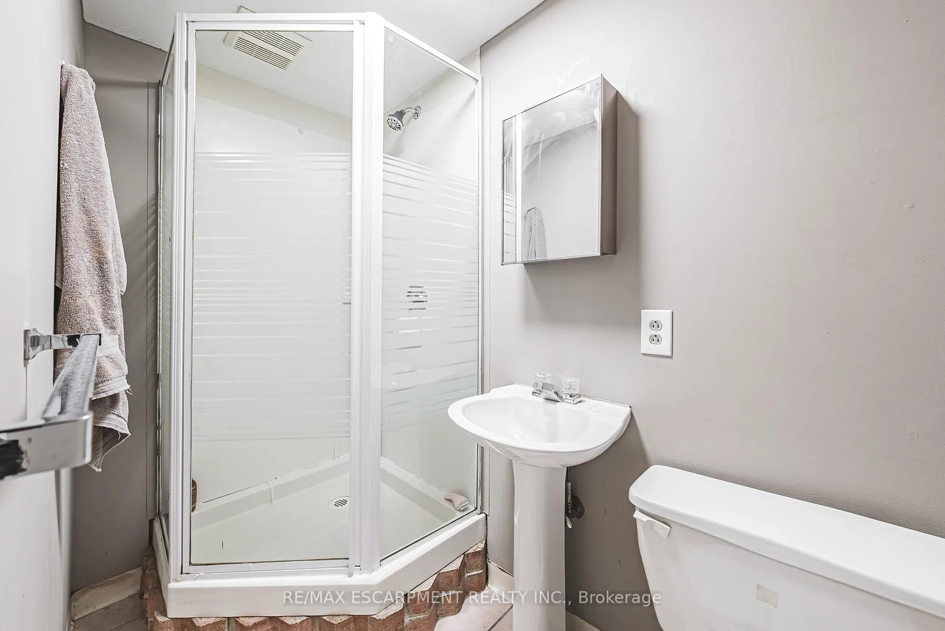 Photo 30 of Unit 4, 2220 Upper Middle Road, Burlington, Brant Hills — HOMEH