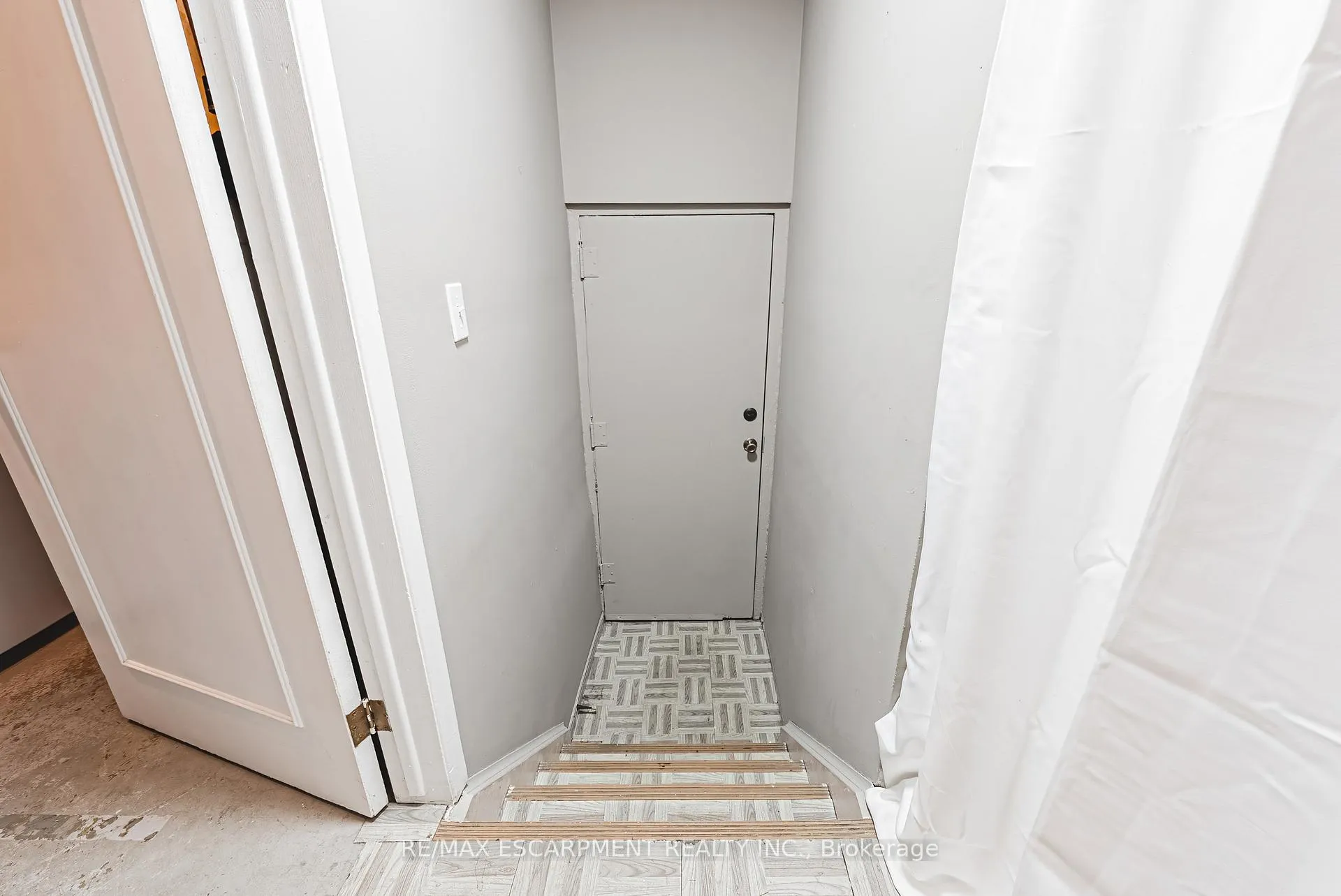 Photo 31 of Unit 4, 2220 Upper Middle Road, Burlington, Brant Hills — HOMEH