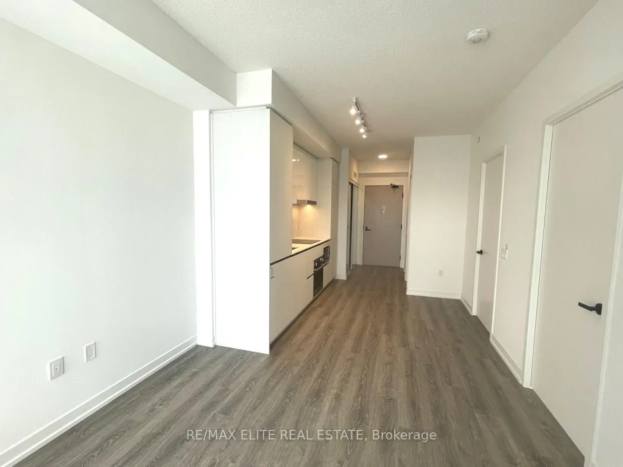 Photo 4 of Unit 5811, 8 Interchange Way, Vaughan, Vaughan Corporate Centre — HOMEH