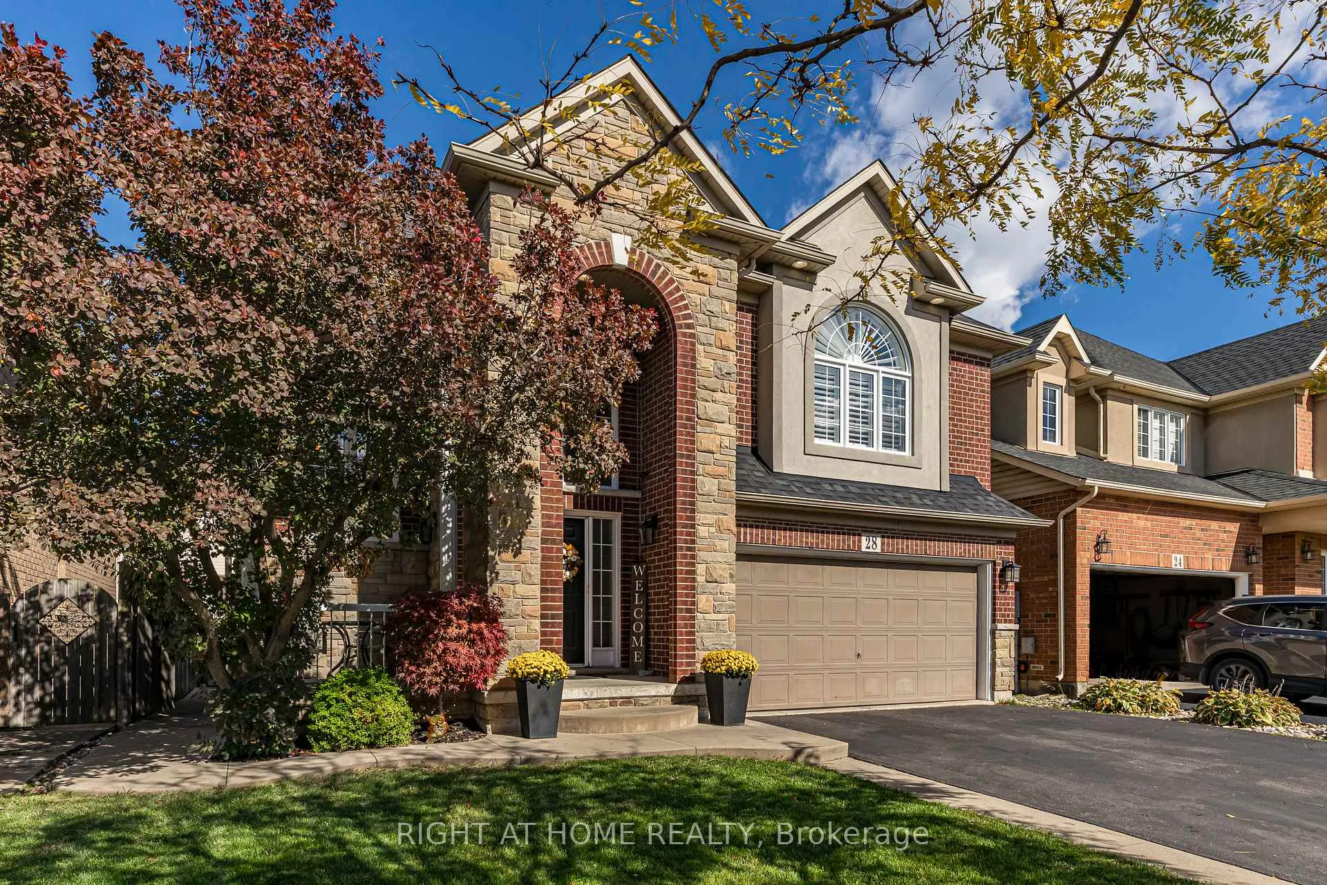 Photo 2 of 28 Springbreeze Heights W, Hamilton, Lakeshore — HOMEH