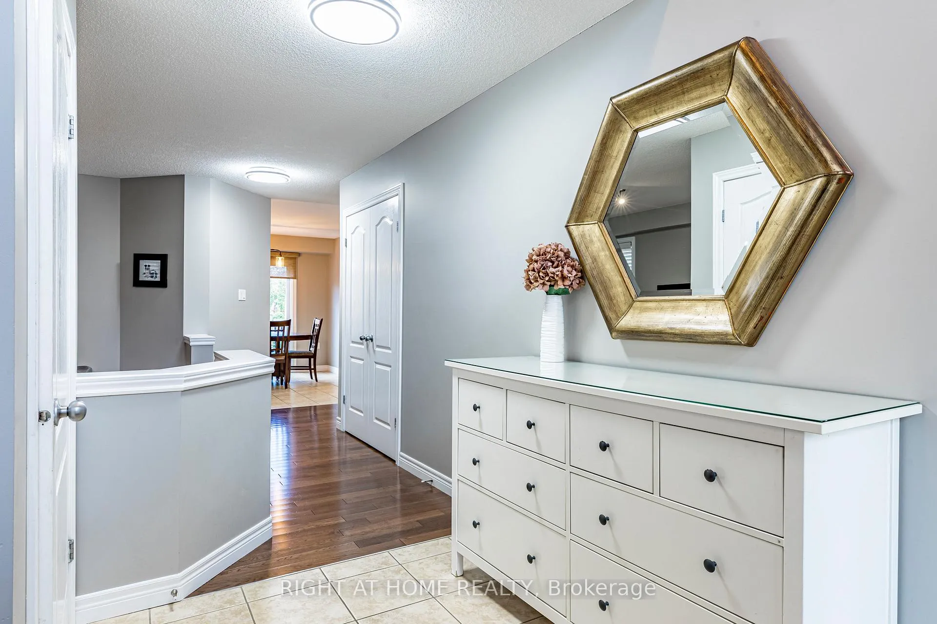 Photo 4 of 28 Springbreeze Heights W, Hamilton, Lakeshore — HOMEH