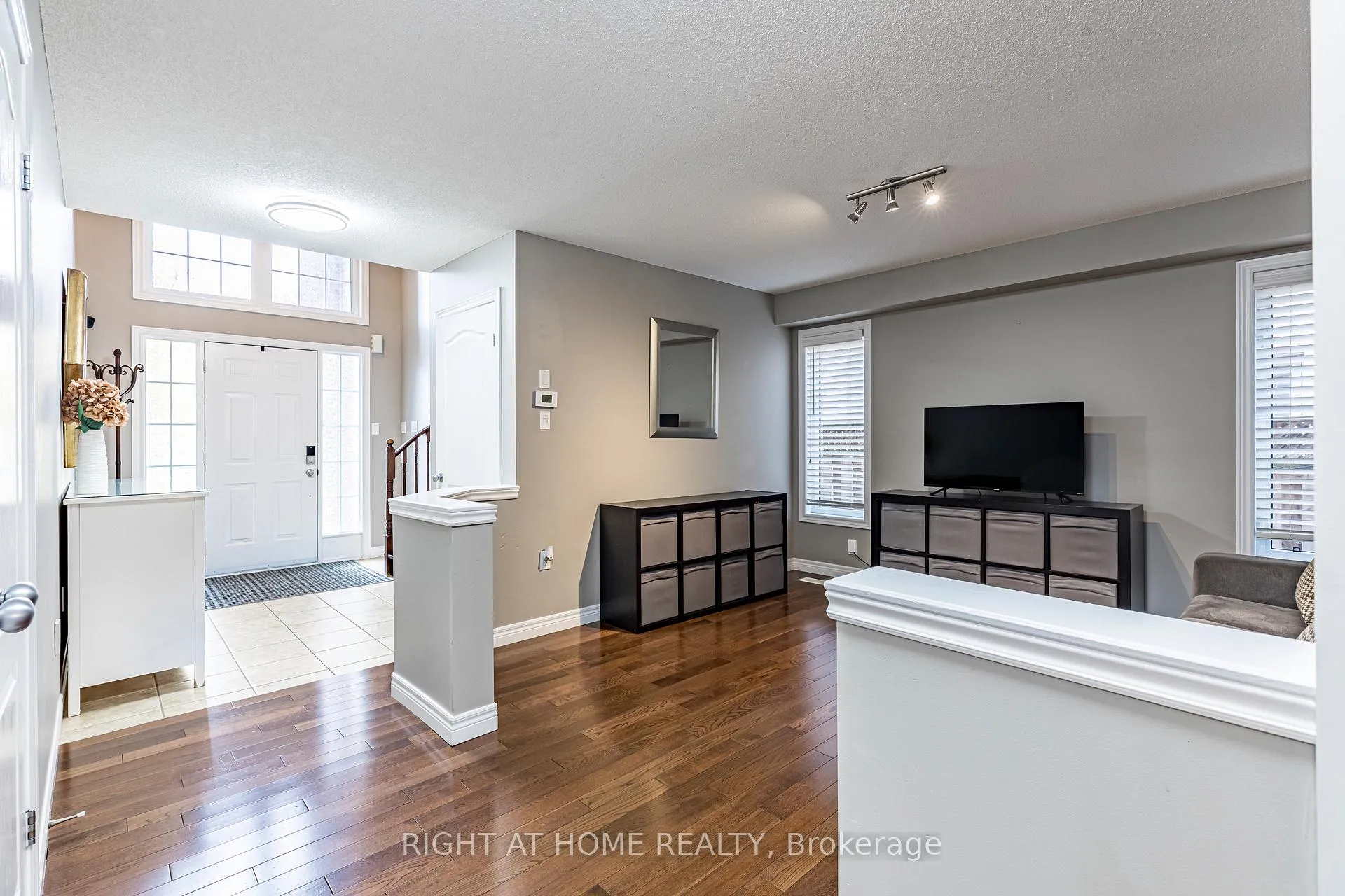 Photo 5 of 28 Springbreeze Heights W, Hamilton, Lakeshore — HOMEH