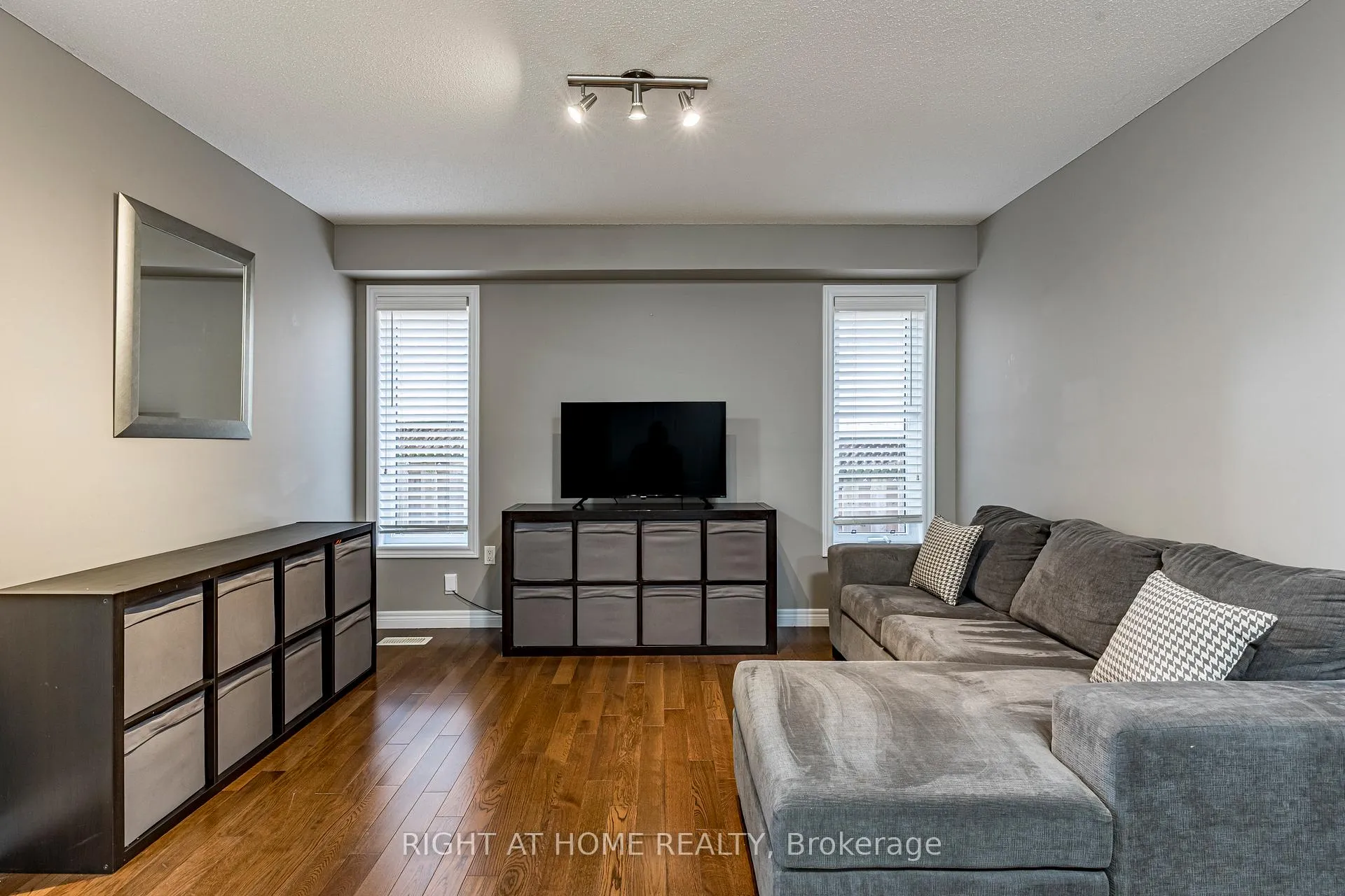 Photo 6 of 28 Springbreeze Heights W, Hamilton, Lakeshore — HOMEH
