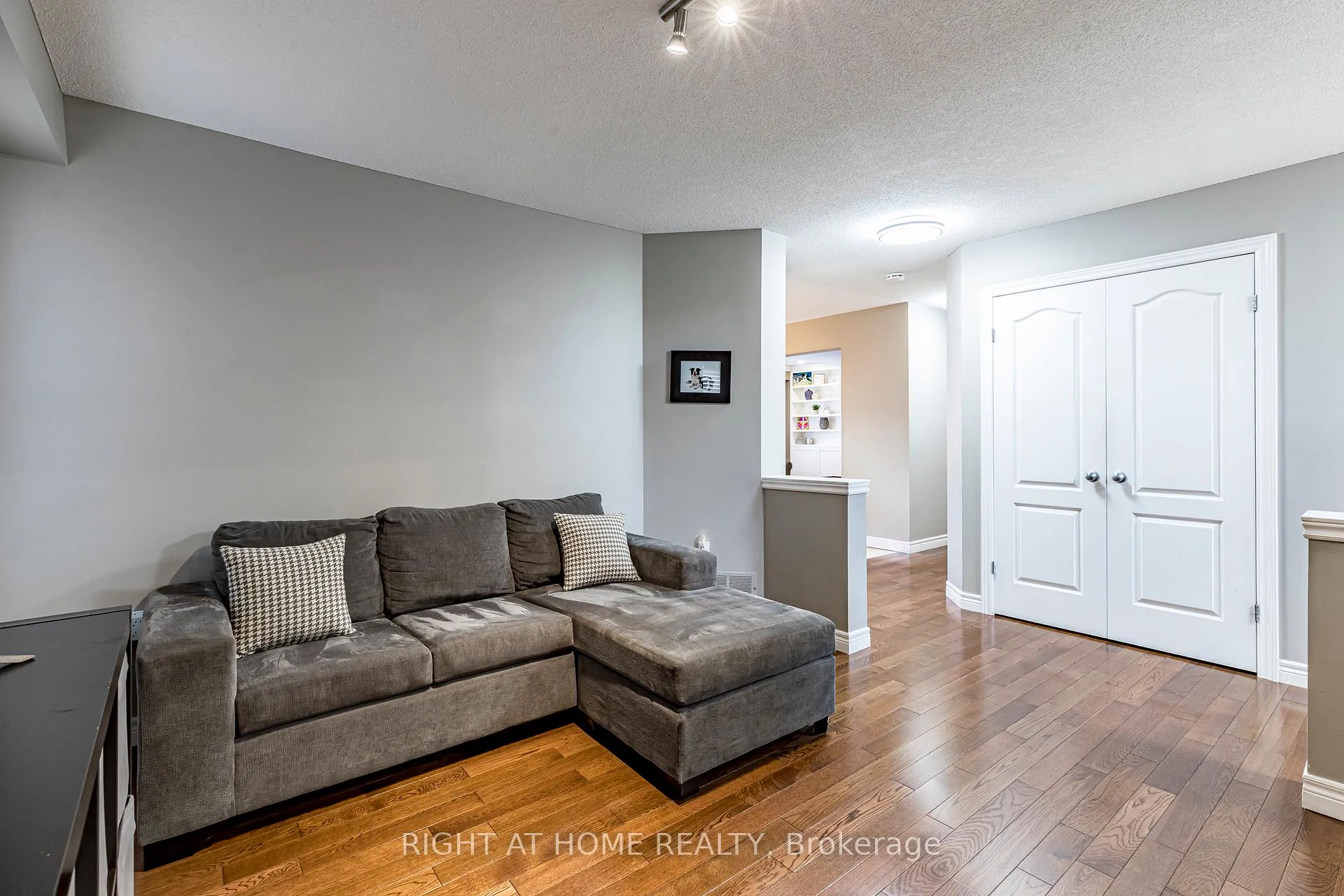 Photo 7 of 28 Springbreeze Heights W, Hamilton, Lakeshore — HOMEH