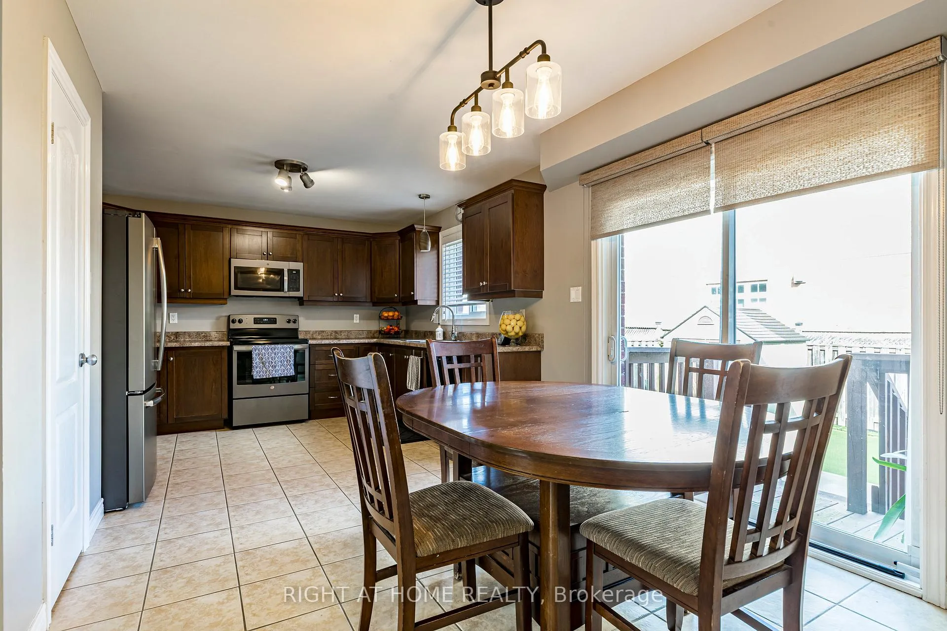 Photo 8 of 28 Springbreeze Heights W, Hamilton, Lakeshore — HOMEH