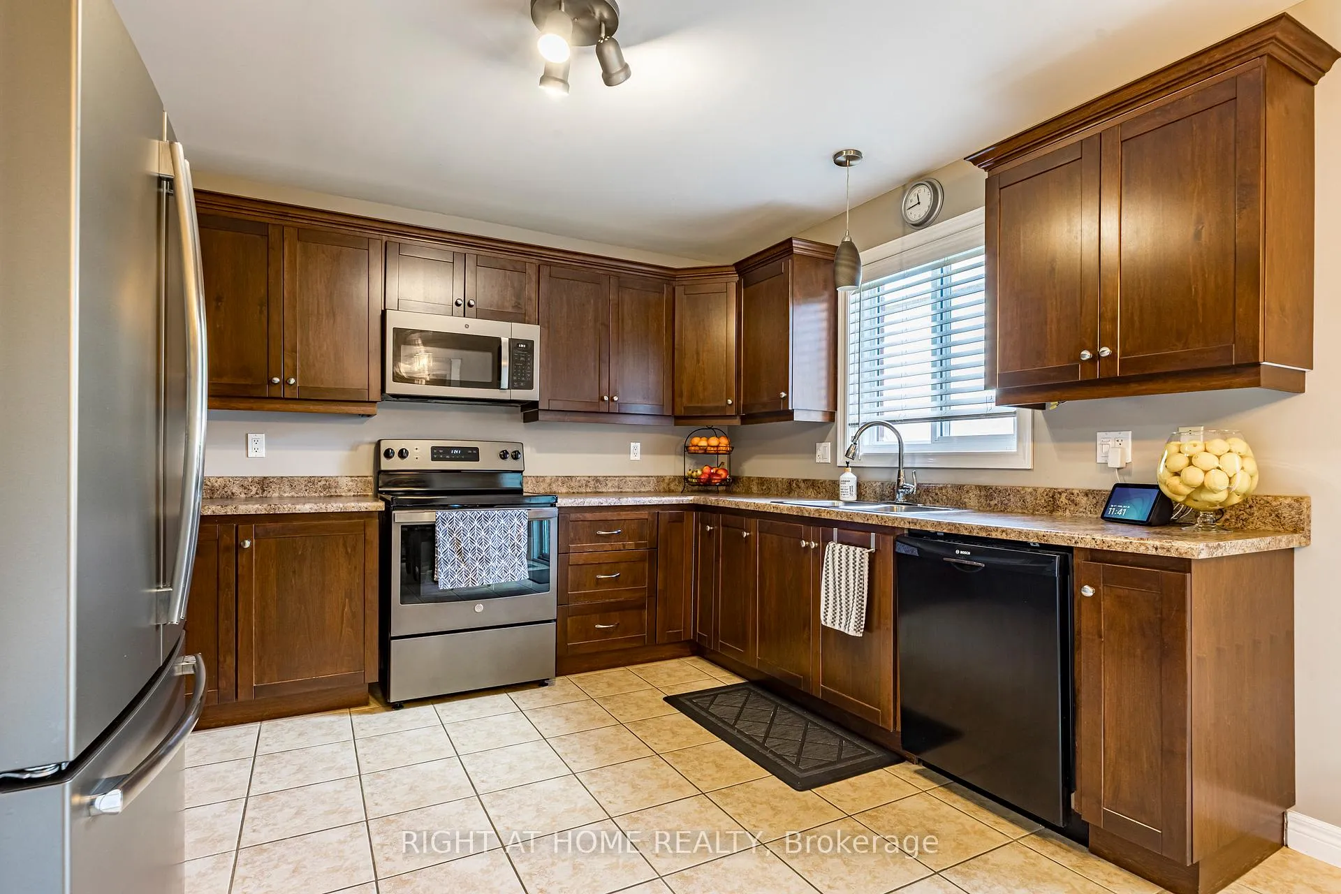 Photo 9 of 28 Springbreeze Heights W, Hamilton, Lakeshore — HOMEH