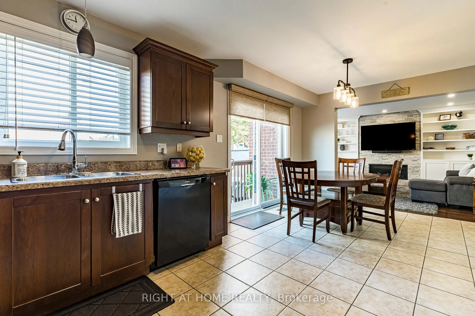 Photo 11 of 28 Springbreeze Heights W, Hamilton, Lakeshore — HOMEH