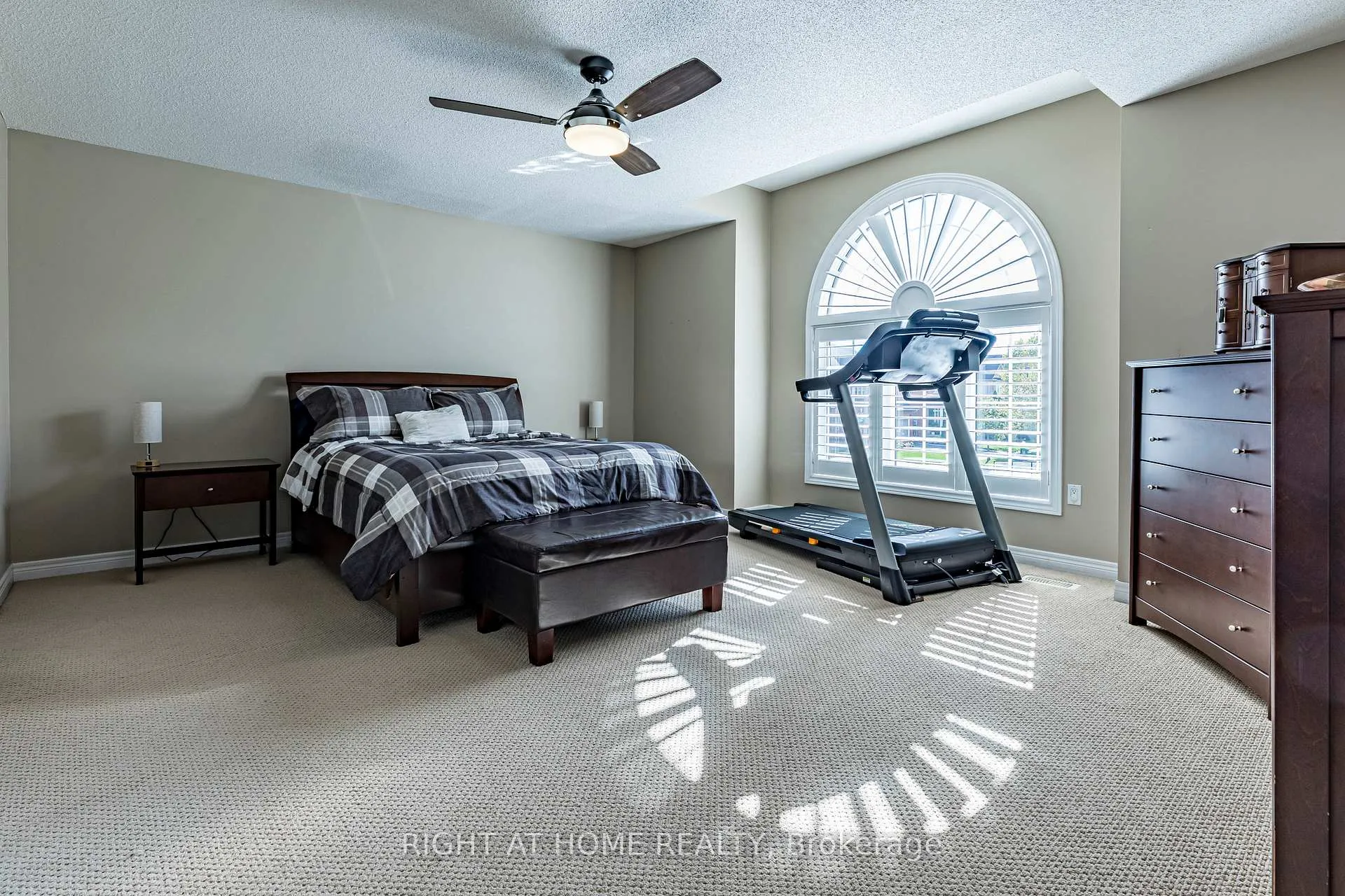 Photo 15 of 28 Springbreeze Heights W, Hamilton, Lakeshore — HOMEH