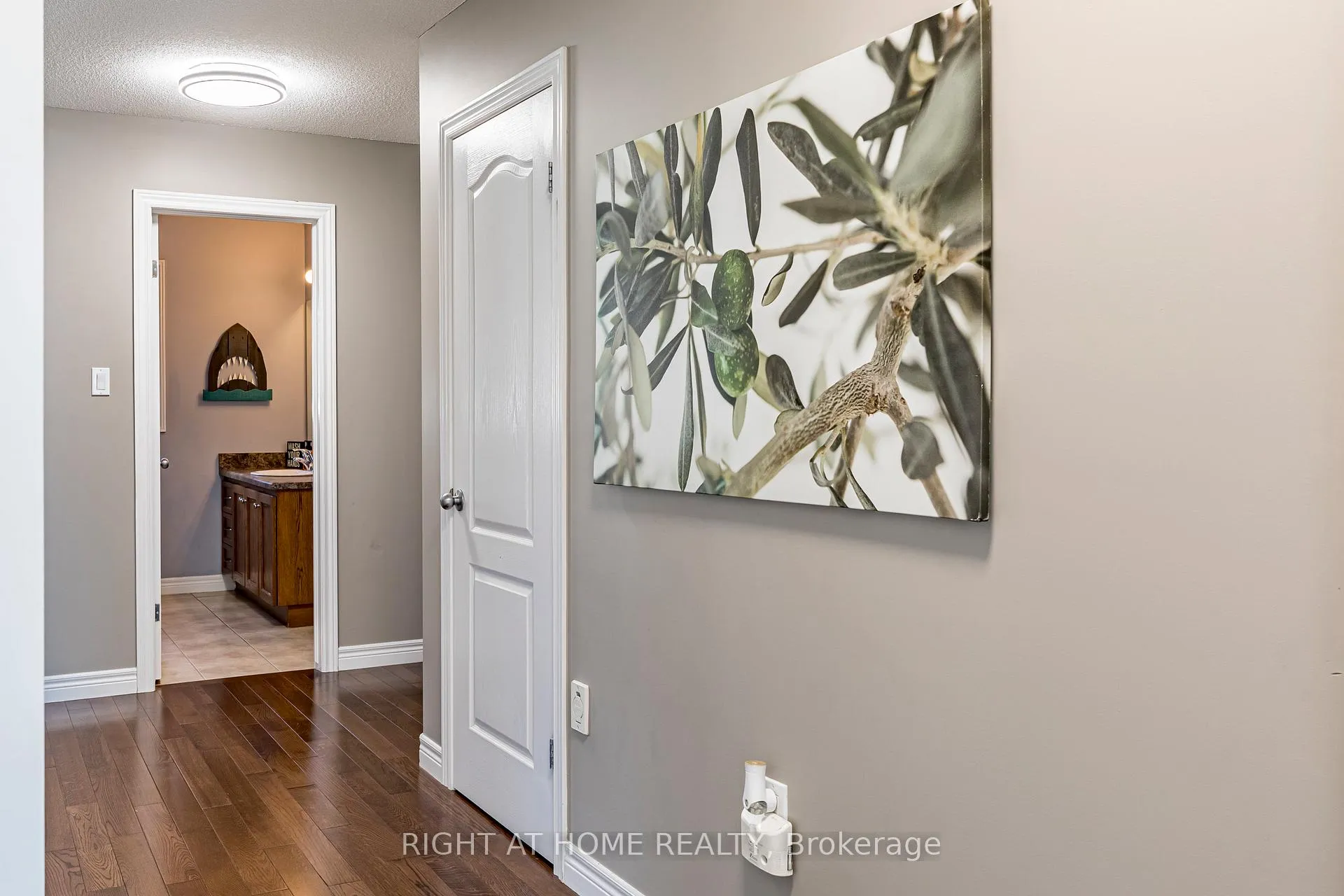 Photo 18 of 28 Springbreeze Heights W, Hamilton, Lakeshore — HOMEH