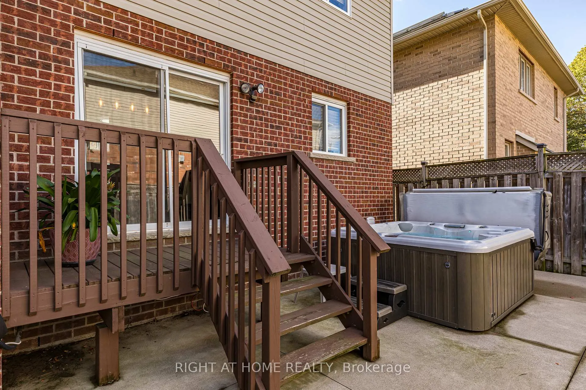 Photo 21 of 28 Springbreeze Heights W, Hamilton, Lakeshore — HOMEH