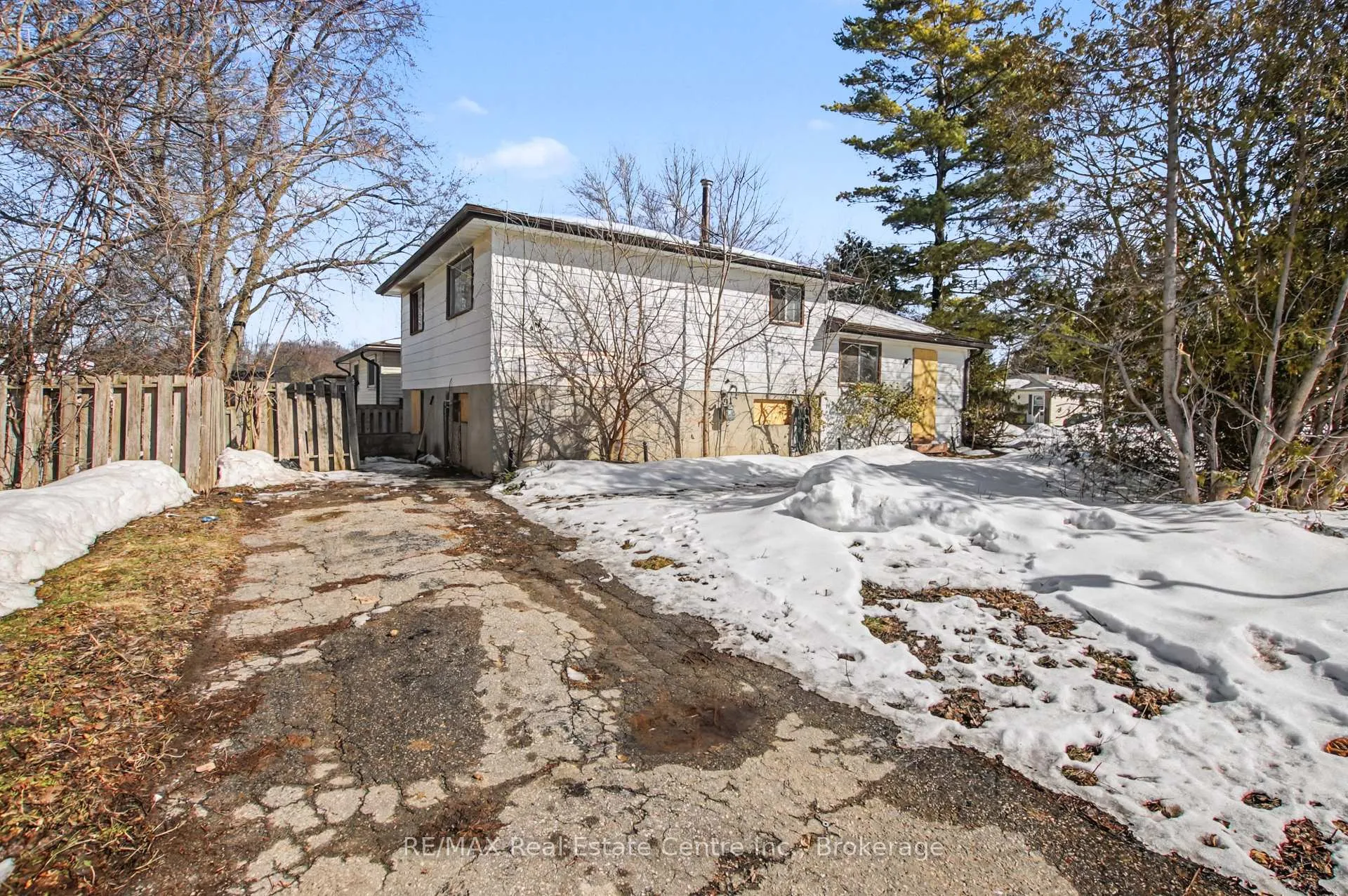 Photo 3 of 6 Hillside Drive, Kitchener — HOMEH
