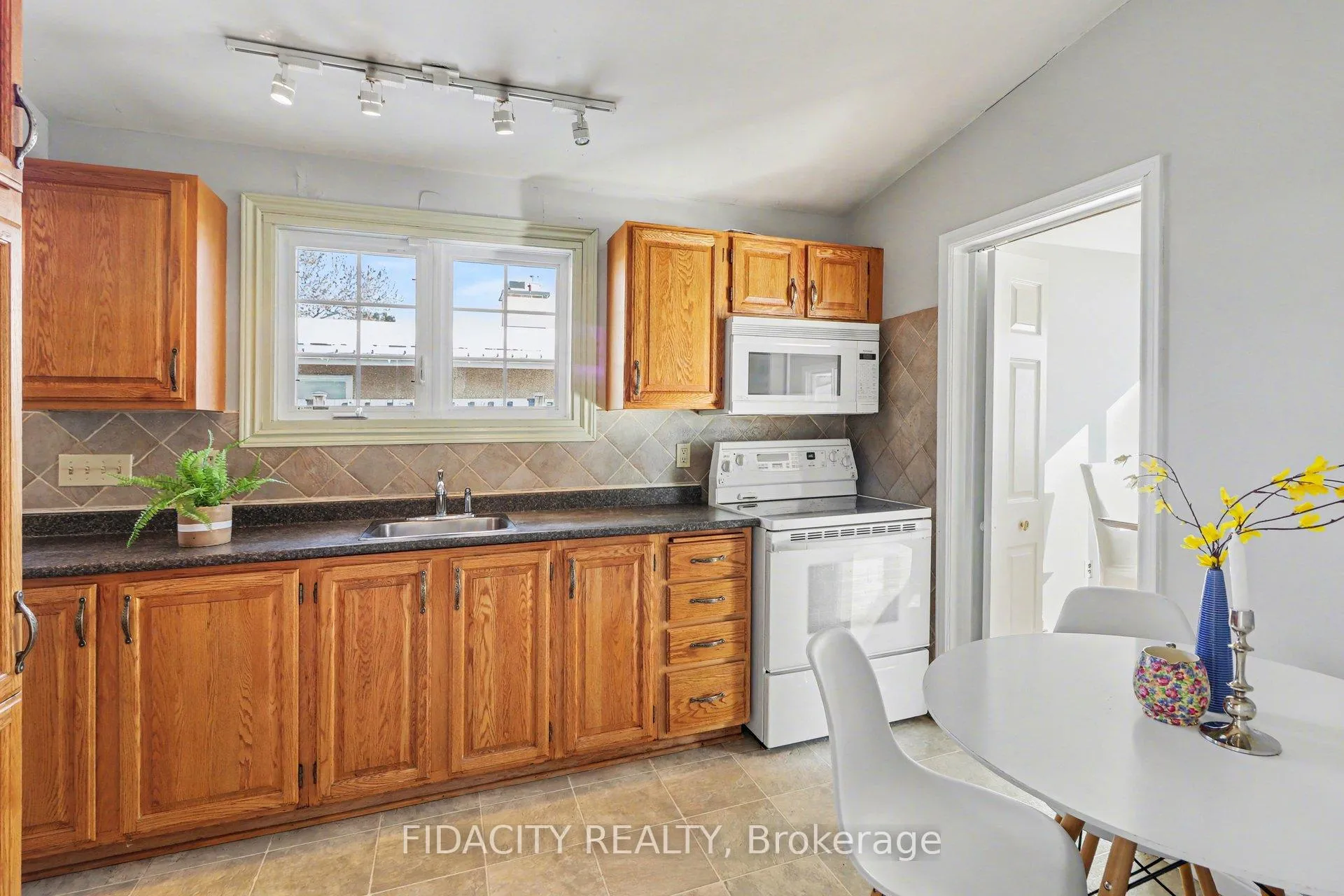 Photo 11 of 1933 Connecticut Avenue, Ottawa, Guildwood Estates - Urbandale Acres — HOMEH