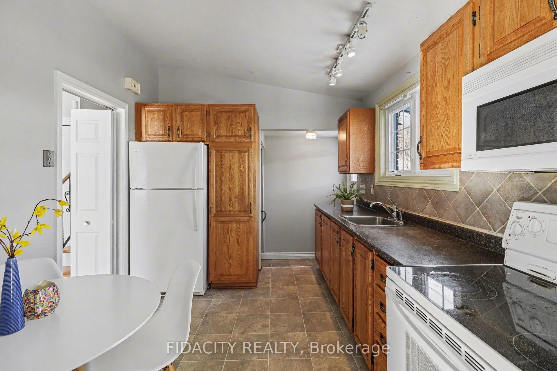 Photo 12 of 1933 Connecticut Avenue, Ottawa, Guildwood Estates - Urbandale Acres — HOMEH