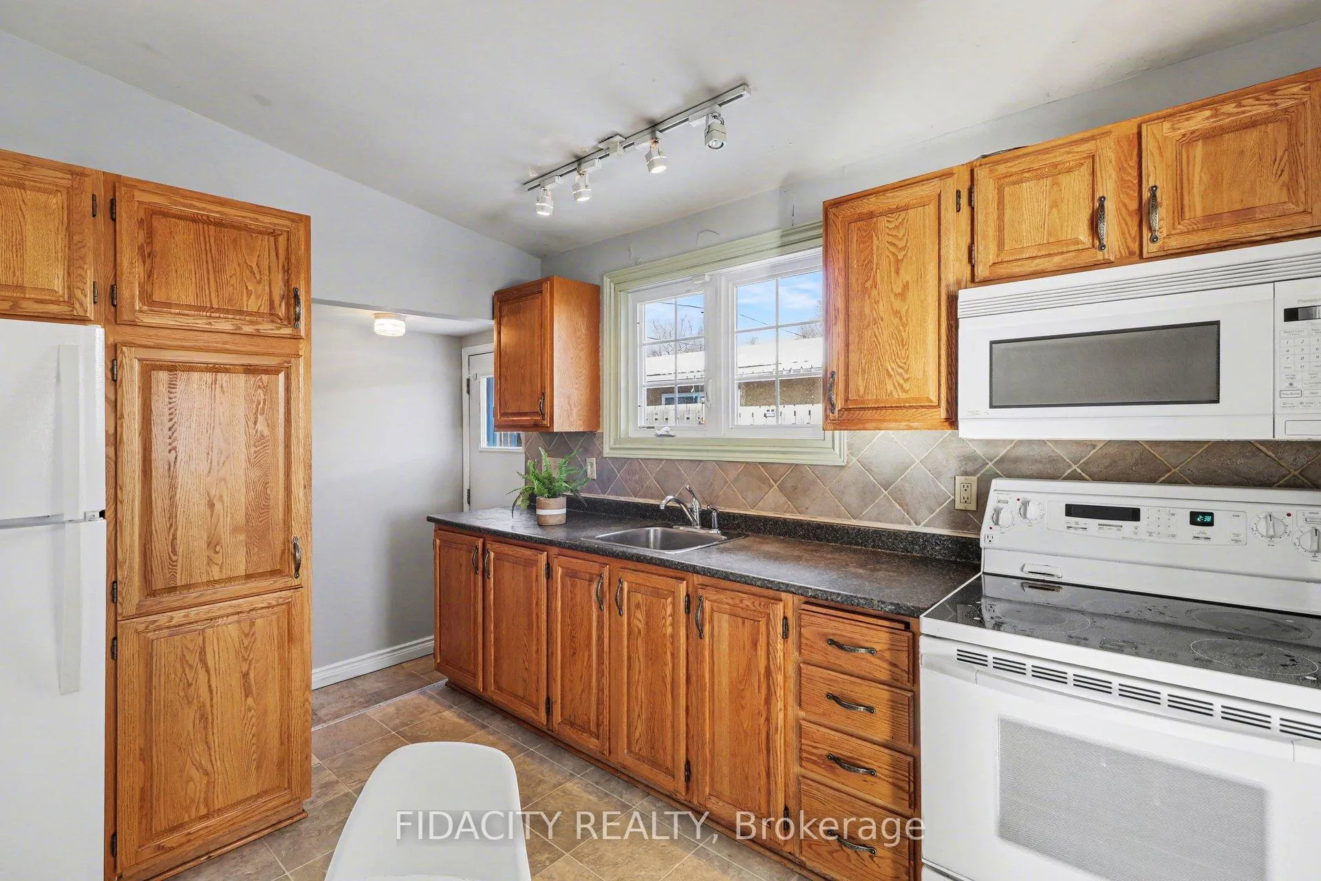 Photo 13 of 1933 Connecticut Avenue, Ottawa, Guildwood Estates - Urbandale Acres — HOMEH