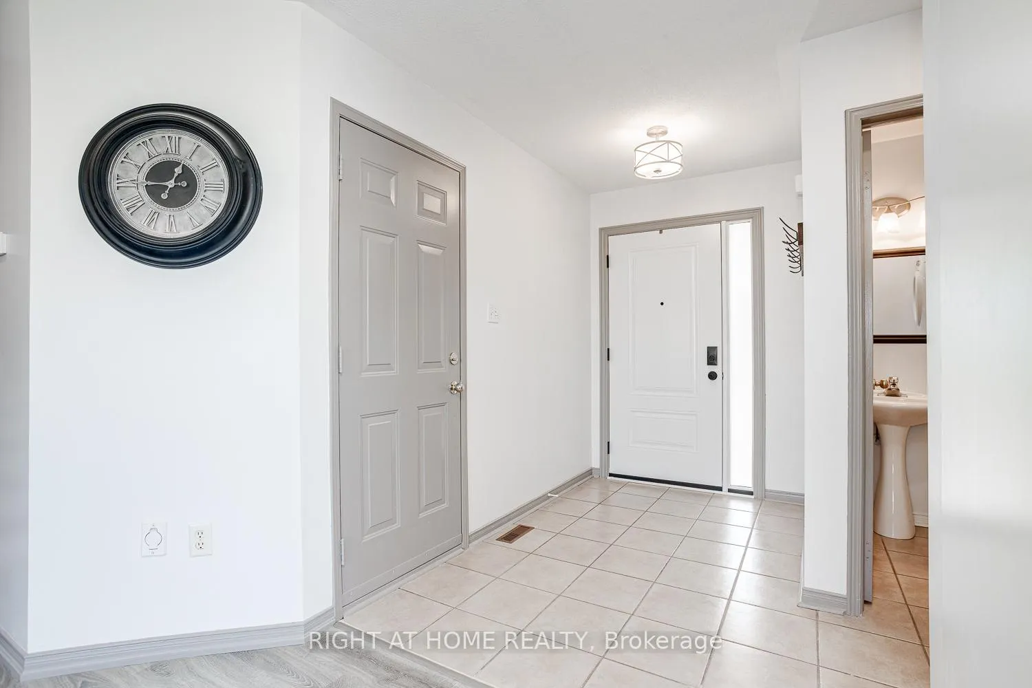 Photo 4 of 35 winchurch Drive, Scugog, Port Perry — HOMEH