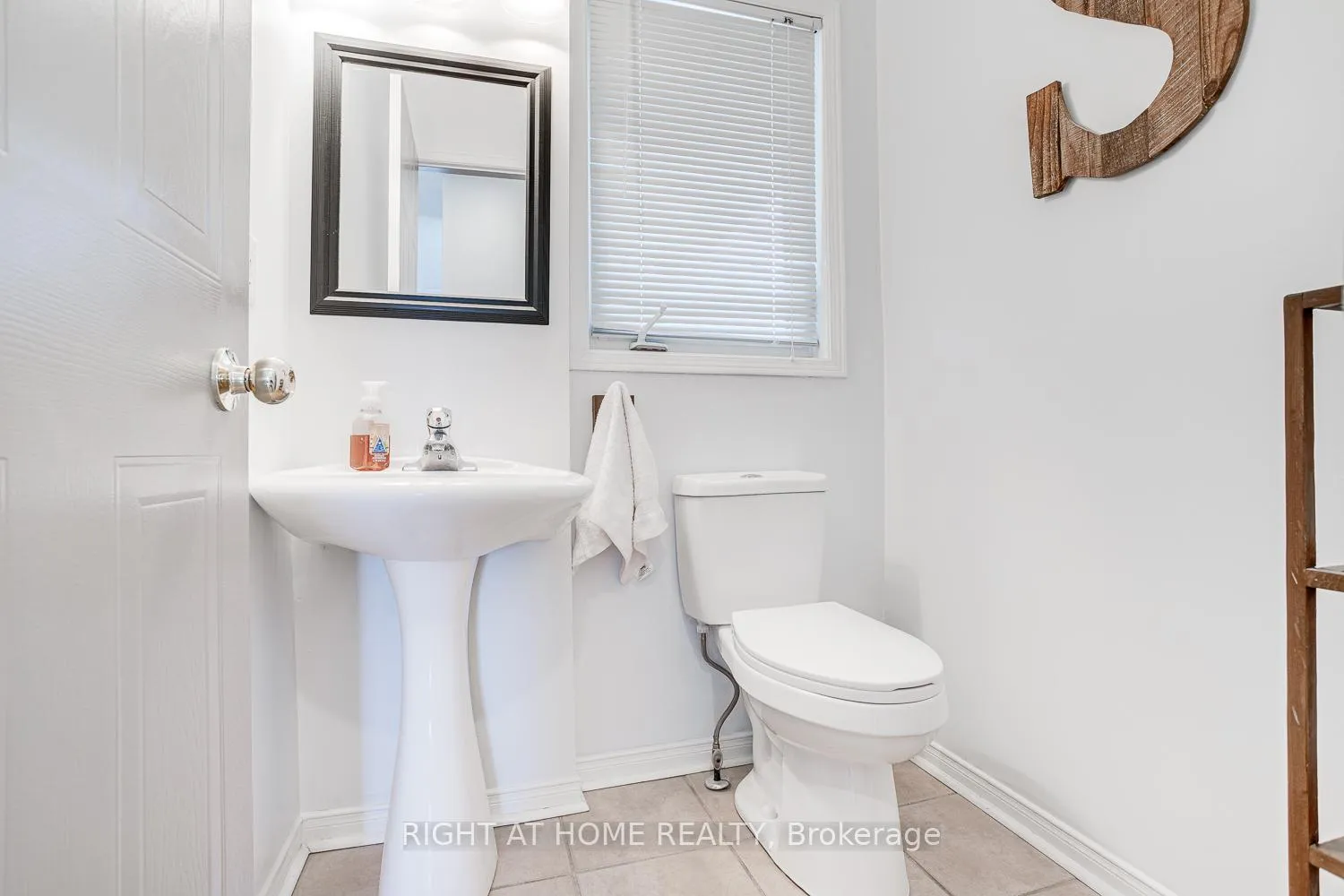 Photo 6 of 35 winchurch Drive, Scugog, Port Perry — HOMEH