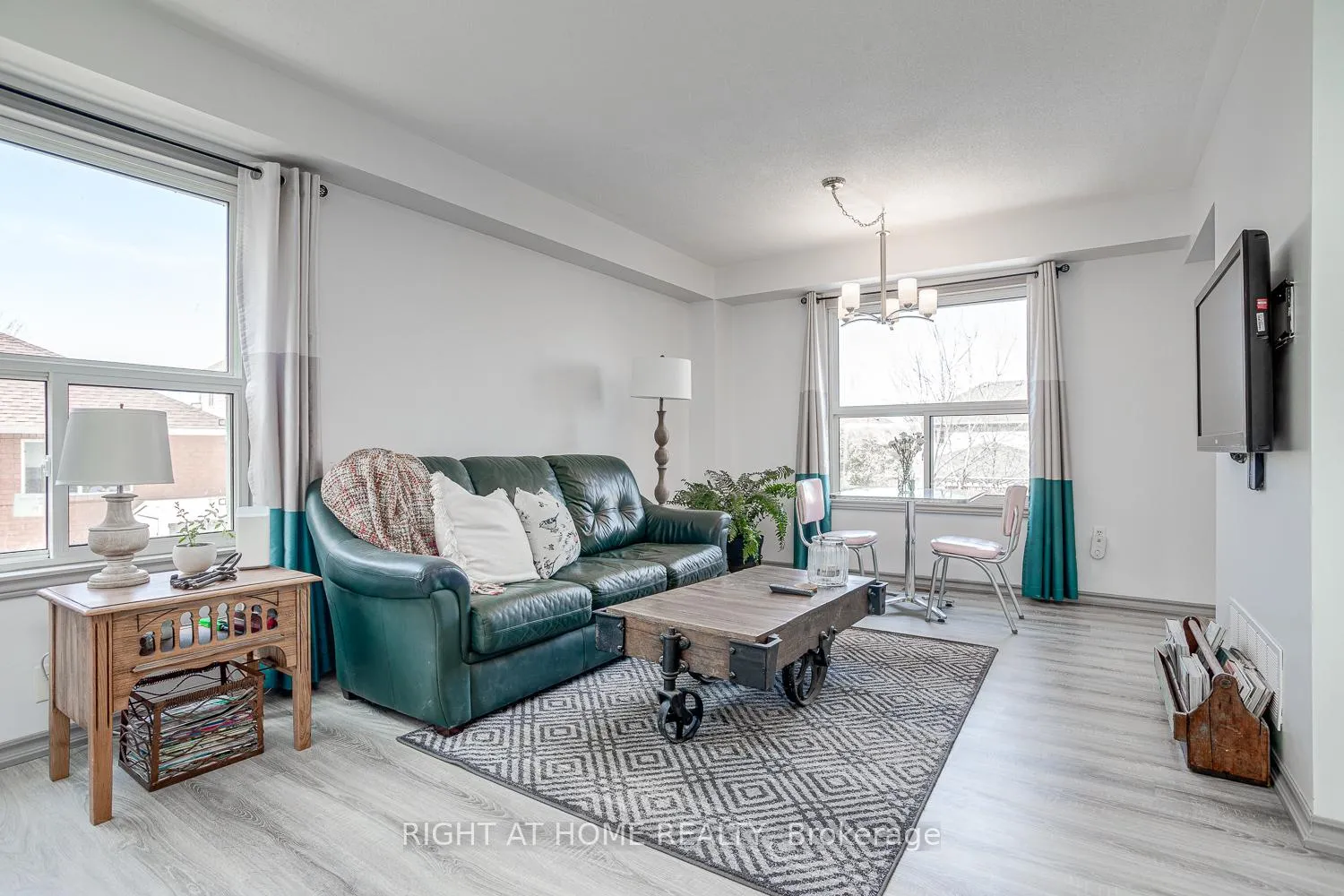 Photo 8 of 35 winchurch Drive, Scugog, Port Perry — HOMEH