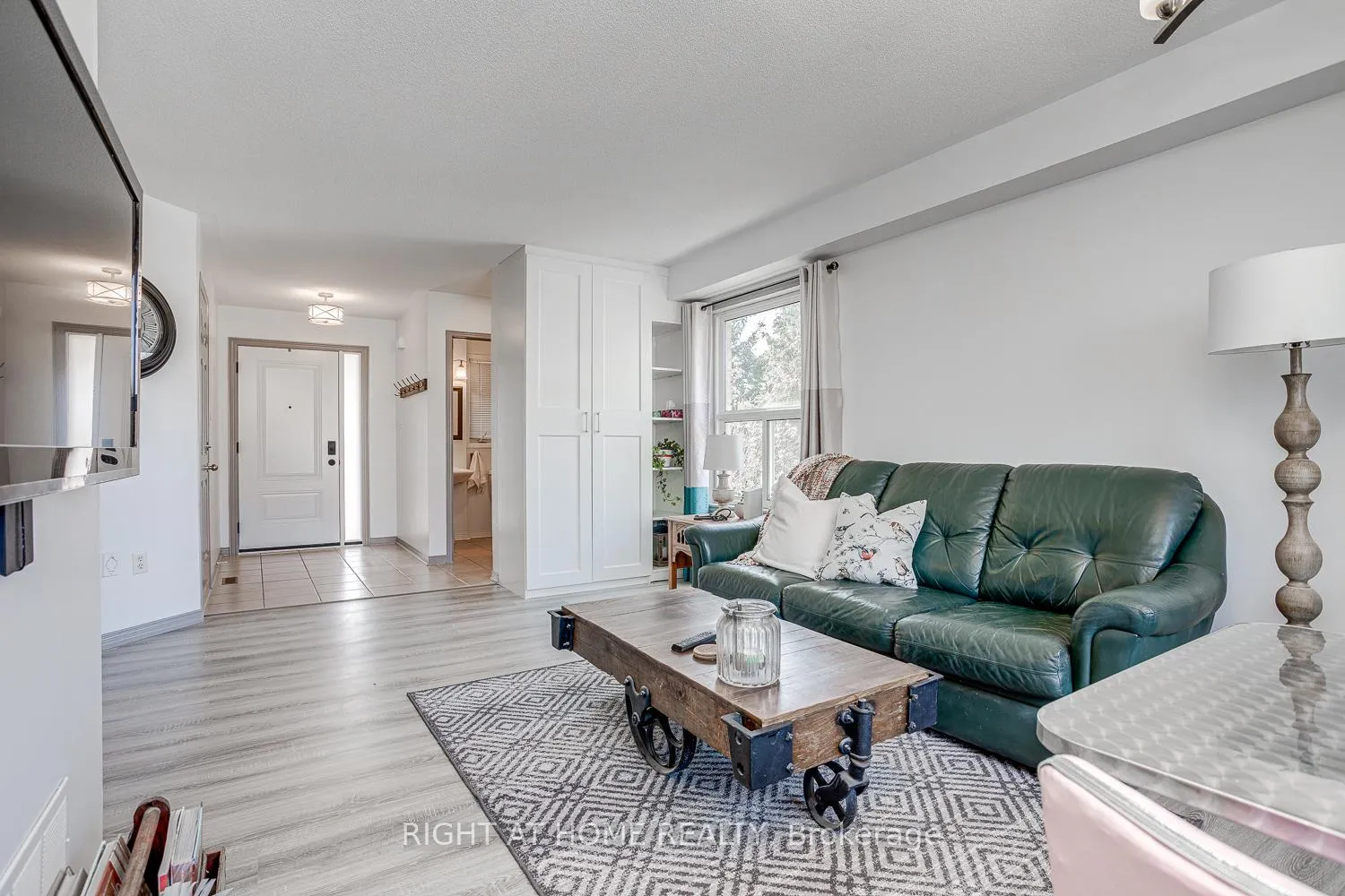 Photo 11 of 35 winchurch Drive, Scugog, Port Perry — HOMEH