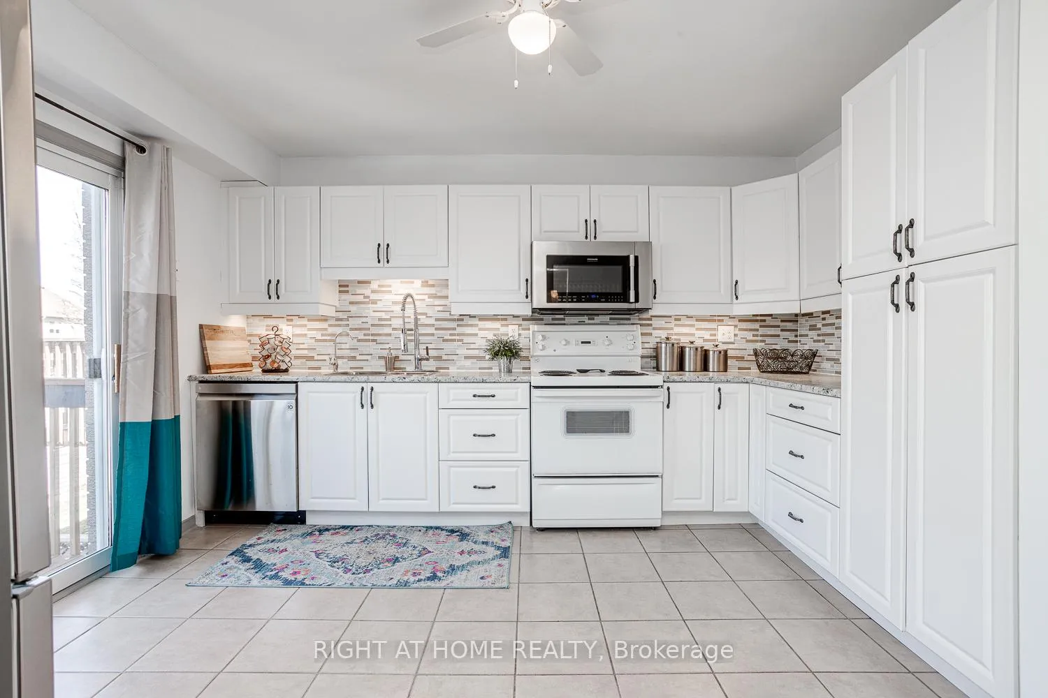 Photo 14 of 35 winchurch Drive, Scugog, Port Perry — HOMEH