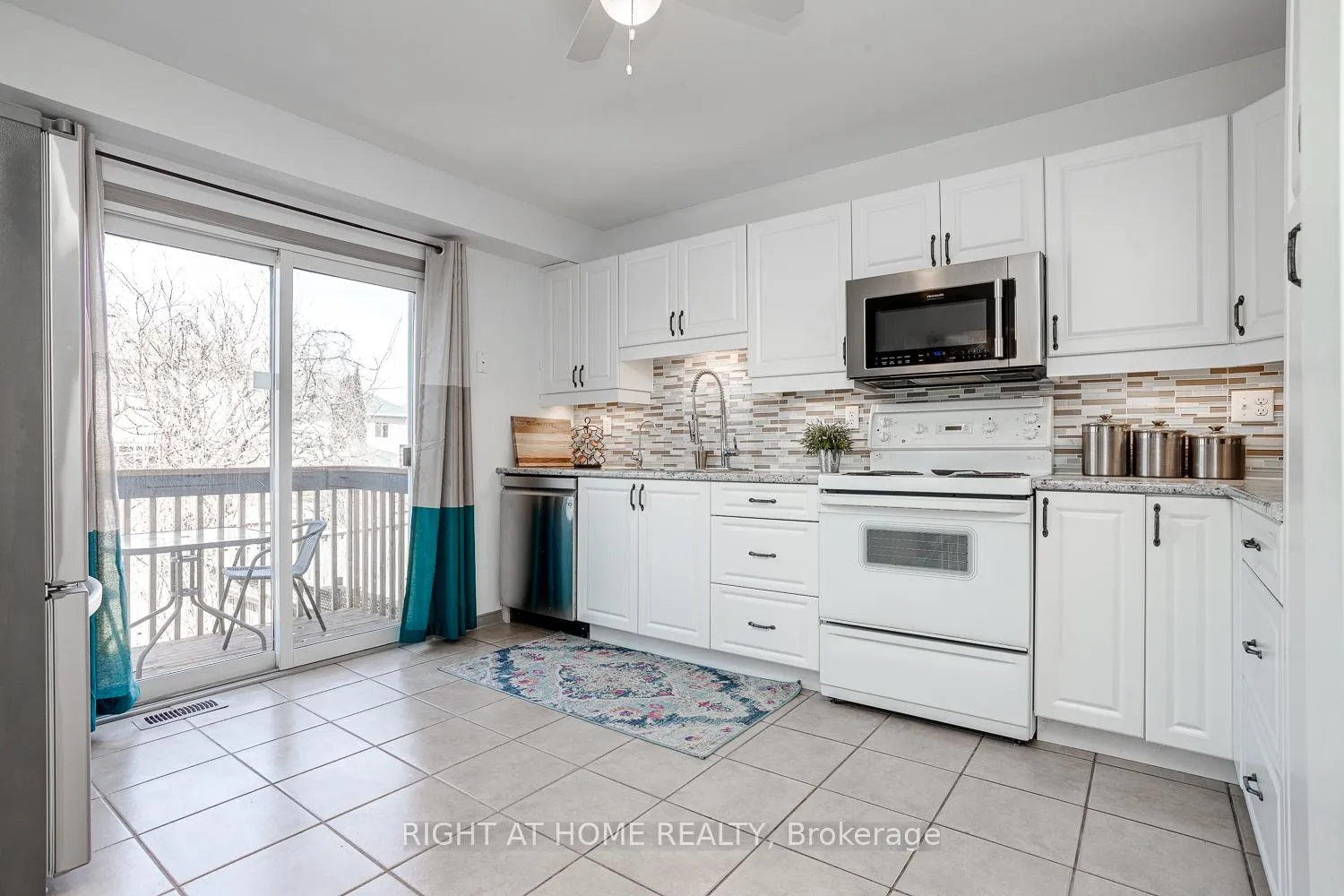 Photo 15 of 35 winchurch Drive, Scugog, Port Perry — HOMEH