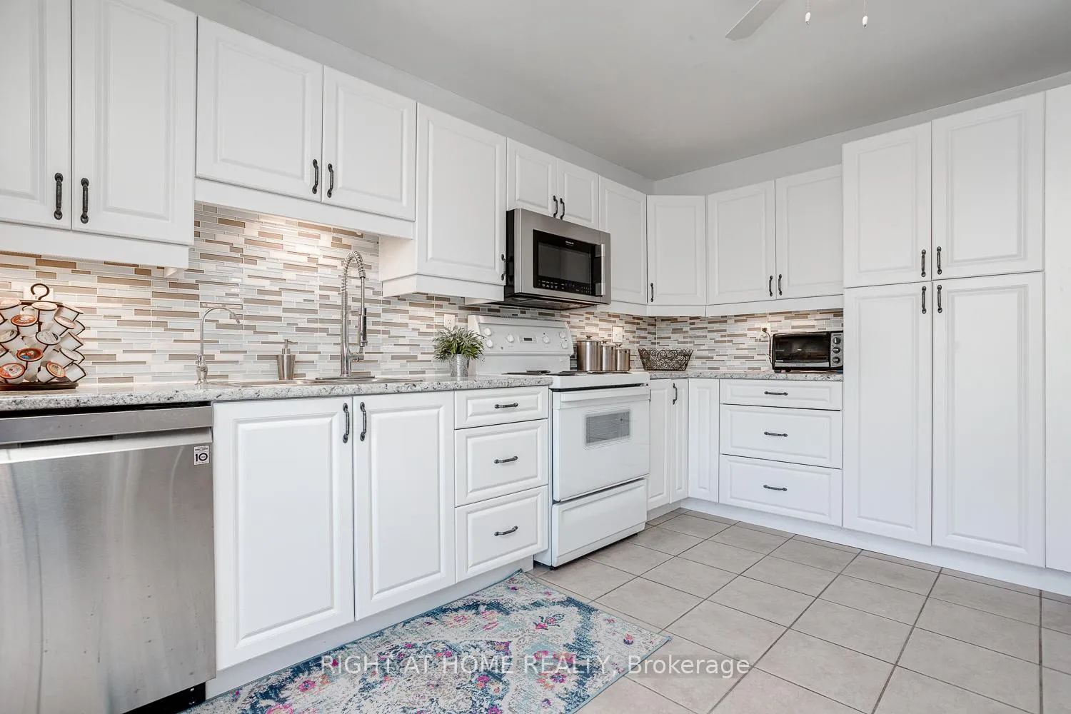 Photo 17 of 35 winchurch Drive, Scugog, Port Perry — HOMEH