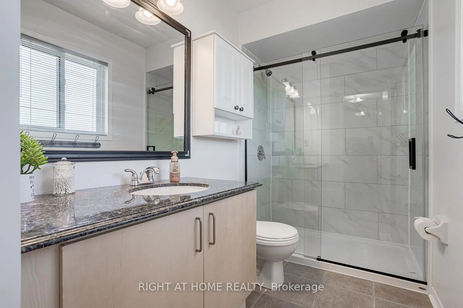 Photo 21 of 35 winchurch Drive, Scugog, Port Perry — HOMEH