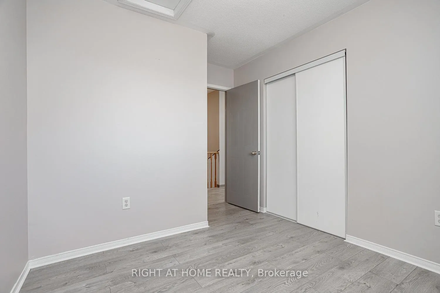 Photo 23 of 35 winchurch Drive, Scugog, Port Perry — HOMEH