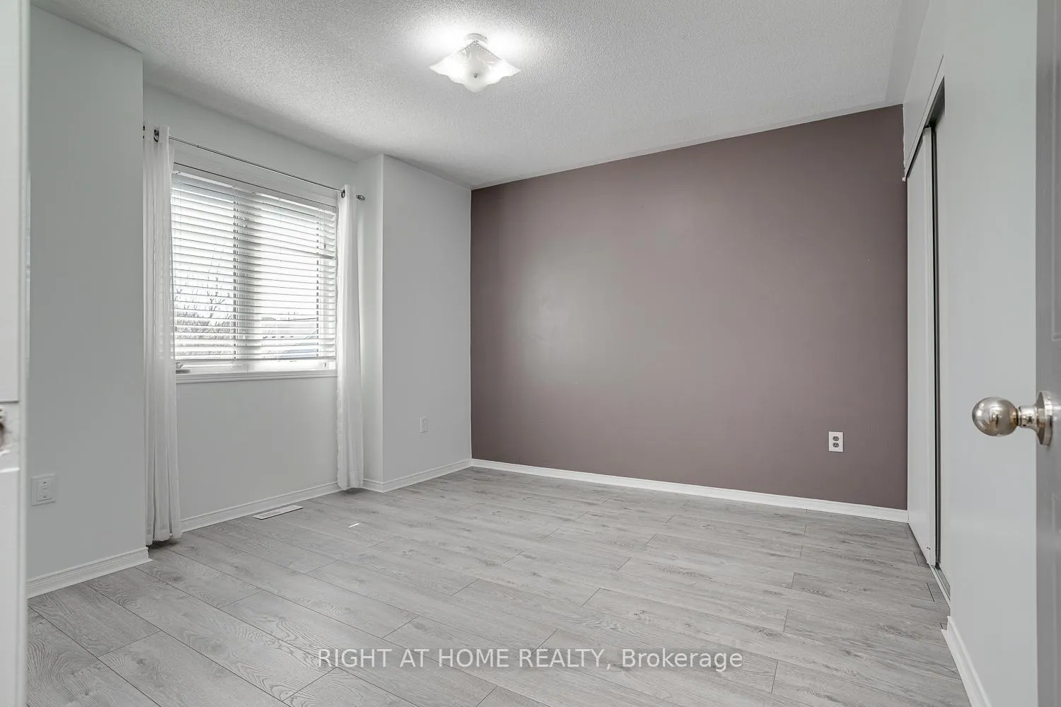 Photo 27 of 35 winchurch Drive, Scugog, Port Perry — HOMEH