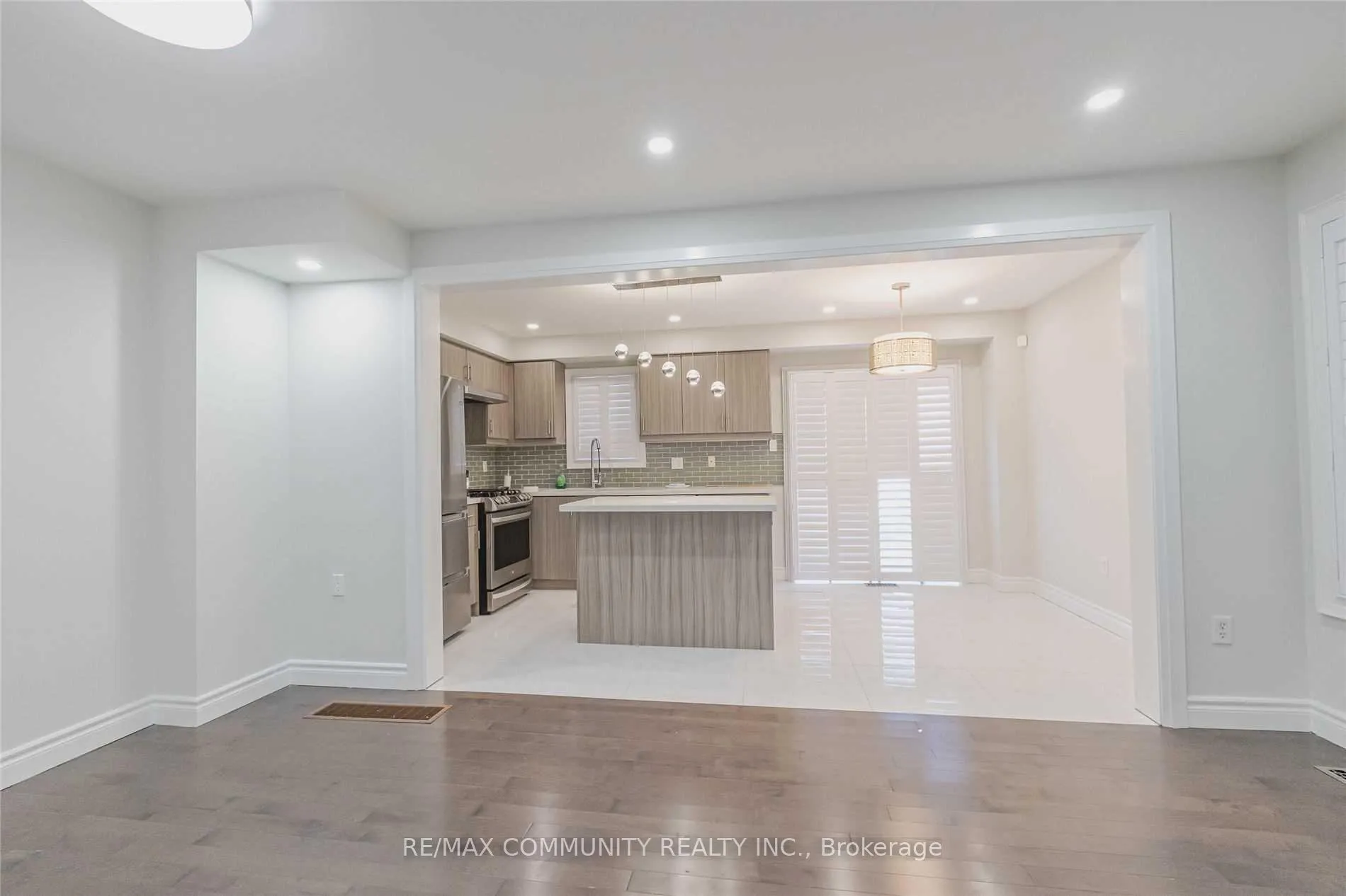 Photo 5 of 55 Longueuil Place, Whitby, Pringle Creek — HOMEH