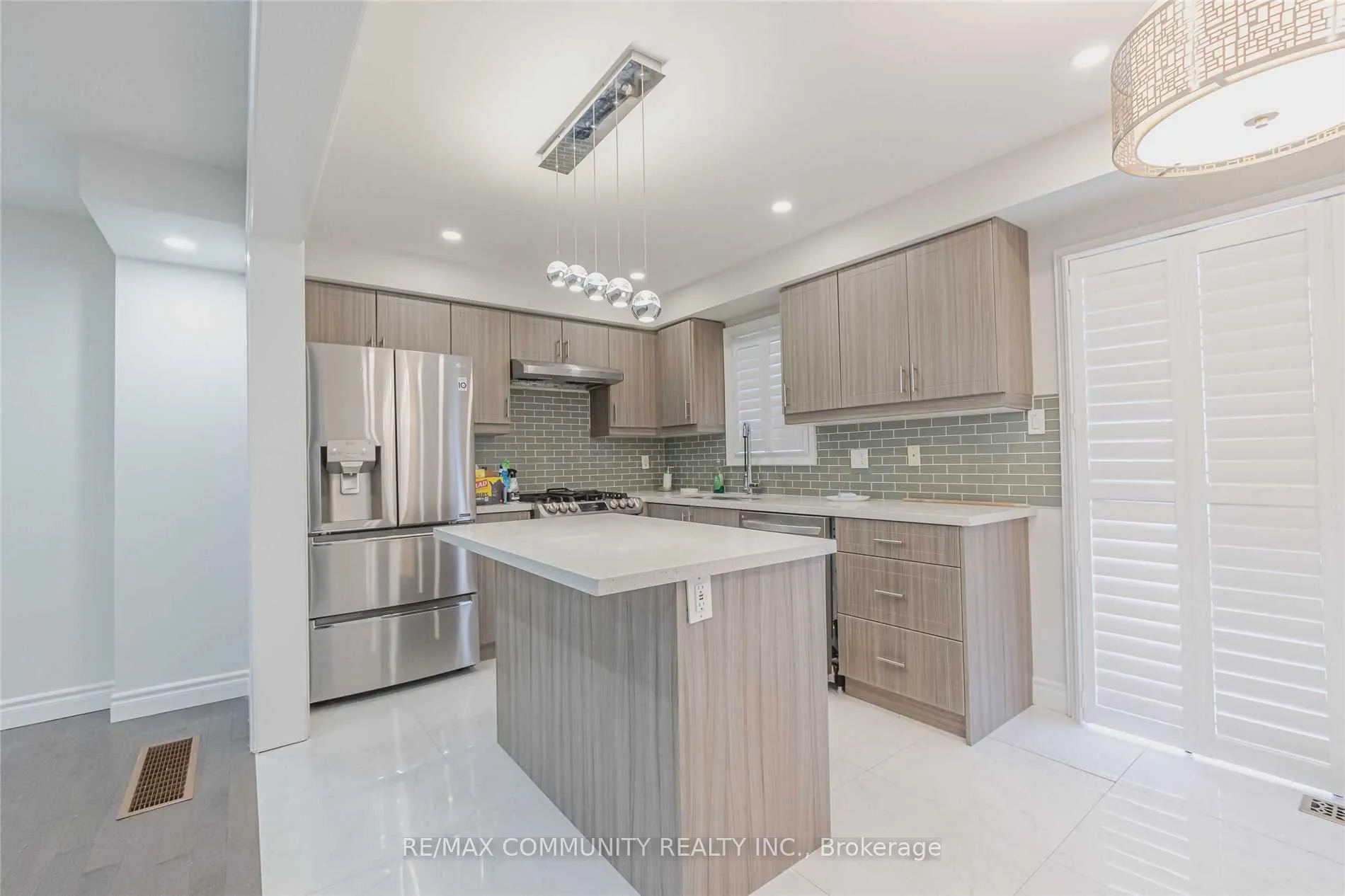Photo 6 of 55 Longueuil Place, Whitby, Pringle Creek — HOMEH