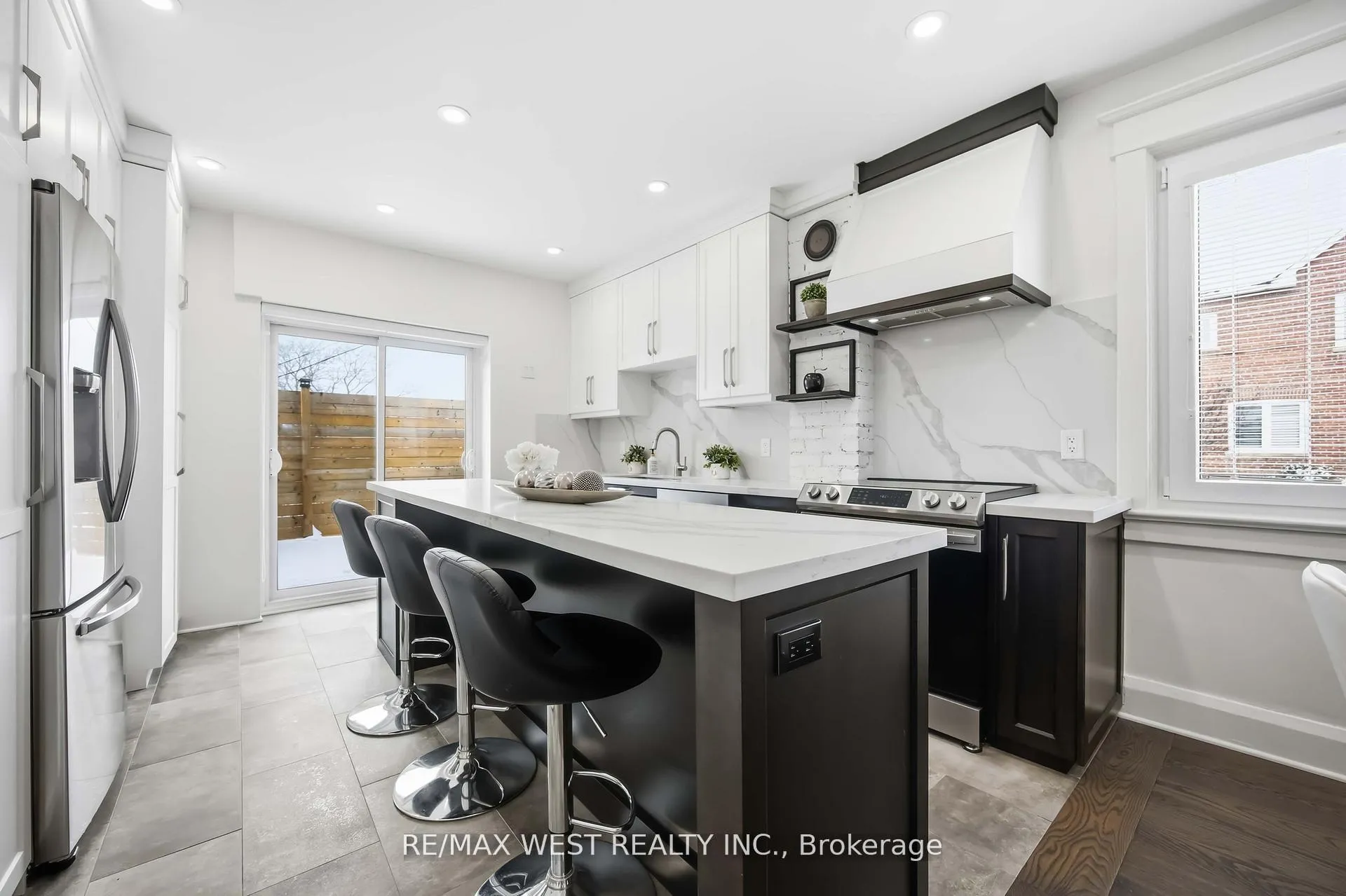 Photo 13 of 902 Woodbine Avenue, Toronto, Woodbine Corridor — HOMEH
