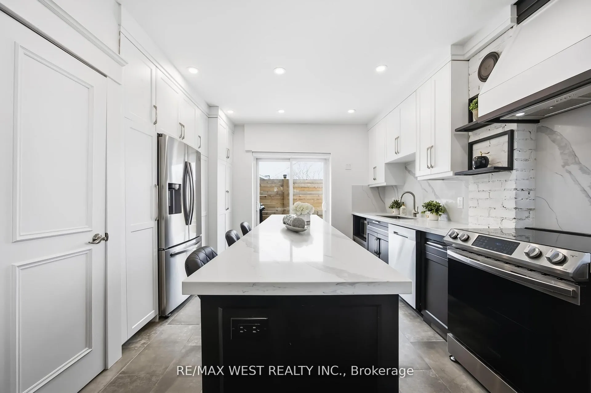 Photo 14 of 902 Woodbine Avenue, Toronto, Woodbine Corridor — HOMEH