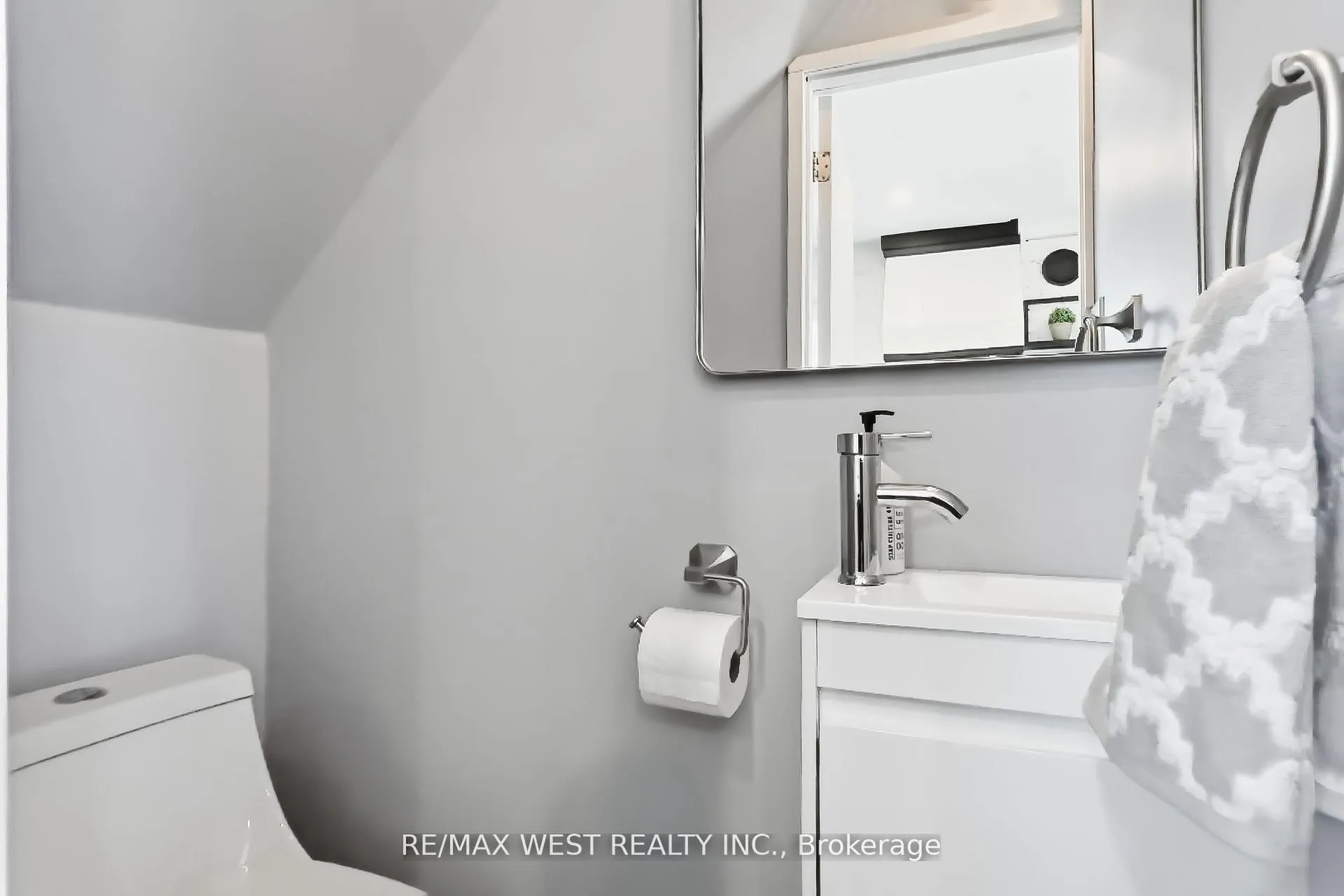 Photo 18 of 902 Woodbine Avenue, Toronto, Woodbine Corridor — HOMEH