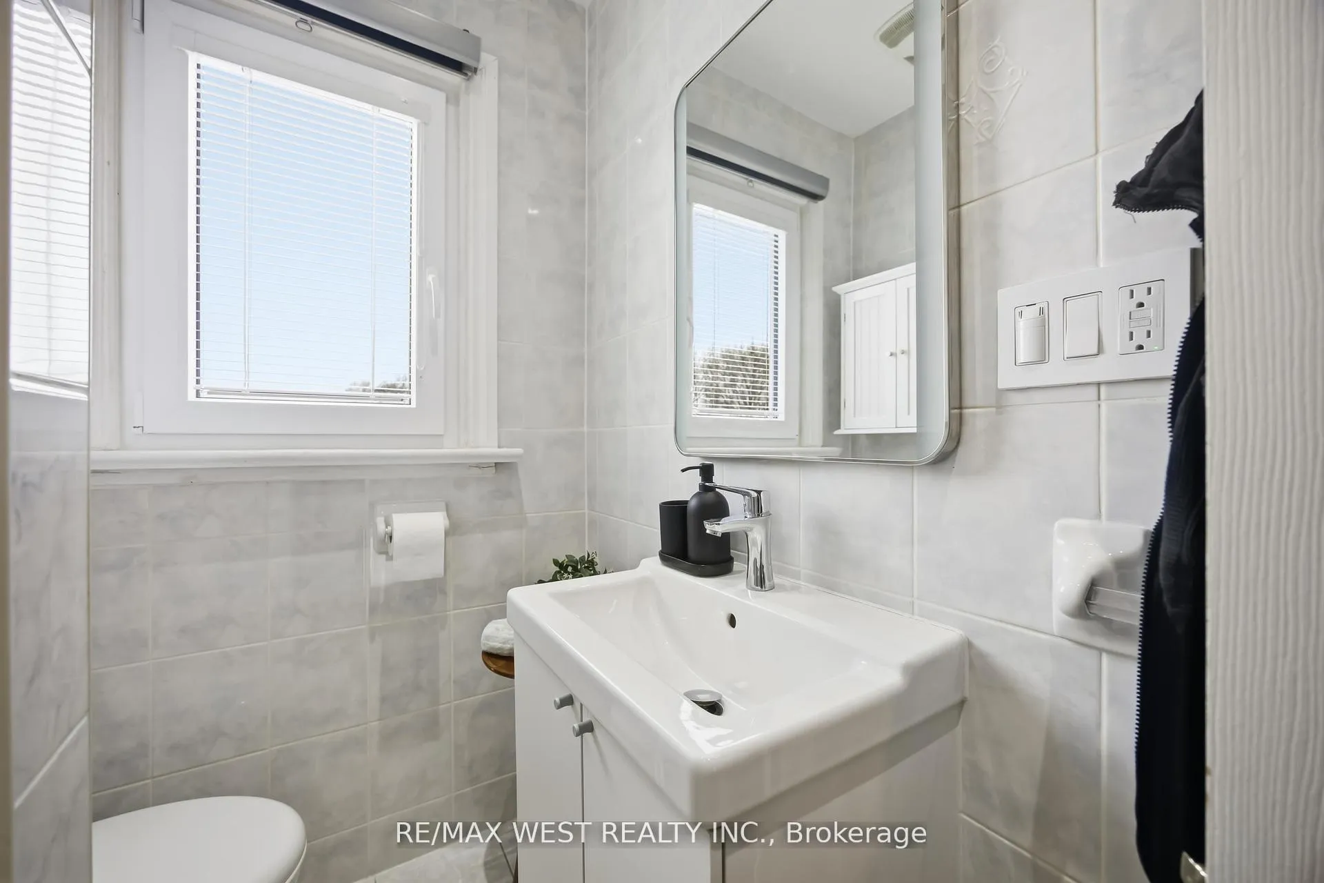 Photo 26 of 902 Woodbine Avenue, Toronto, Woodbine Corridor — HOMEH