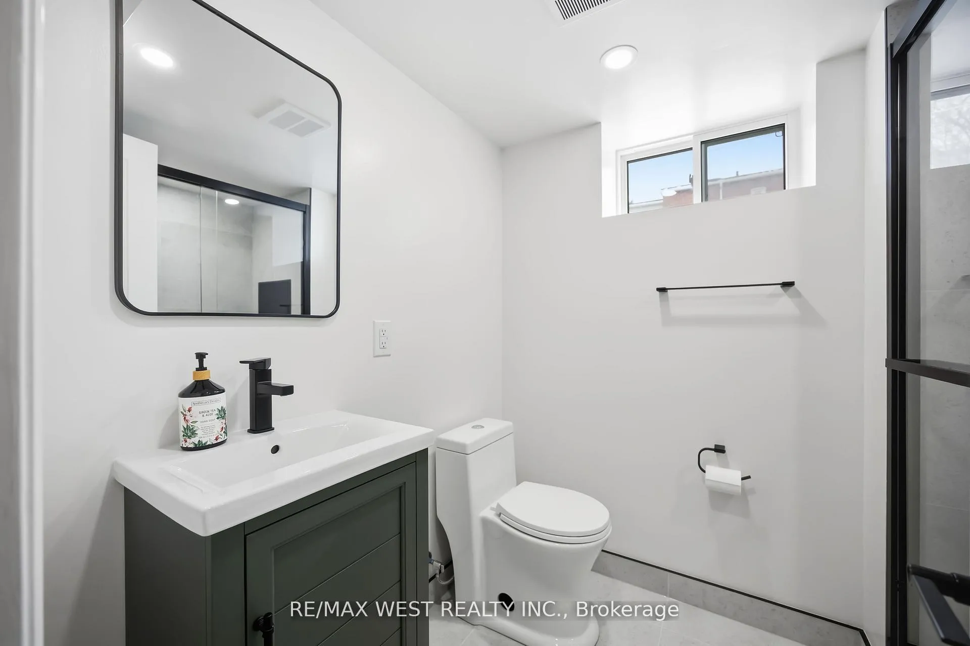 Photo 39 of 902 Woodbine Avenue, Toronto, Woodbine Corridor — HOMEH