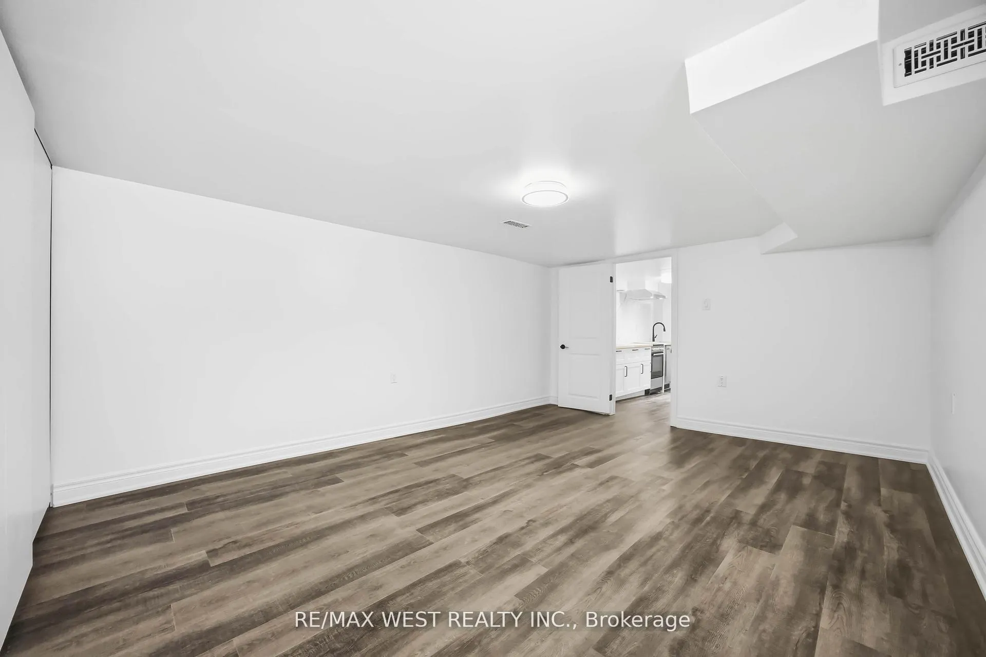 Photo 42 of 902 Woodbine Avenue, Toronto, Woodbine Corridor — HOMEH