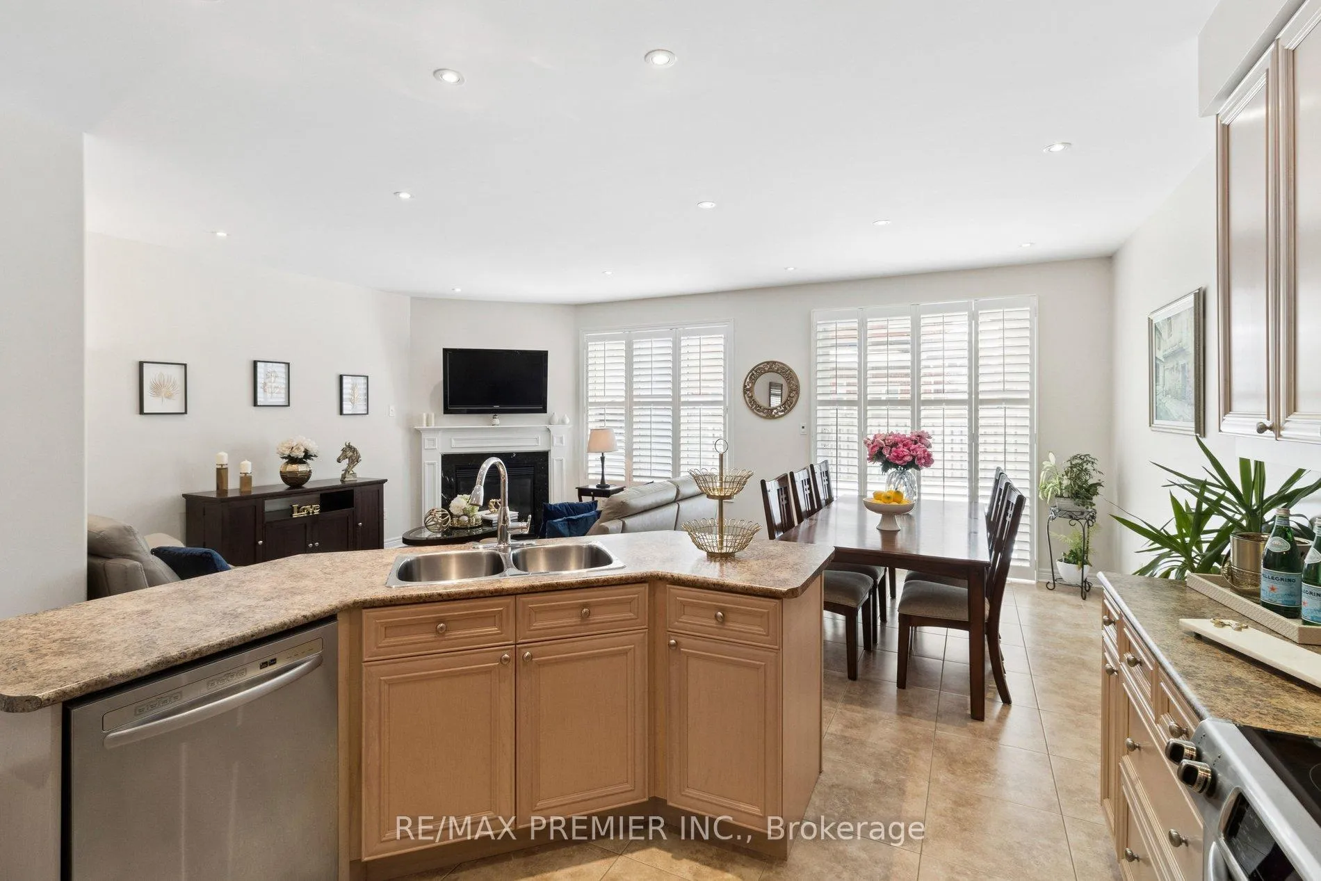 Photo 9 of 11 Eakins Drive, Aurora, Bayview Northeast — HOMEH