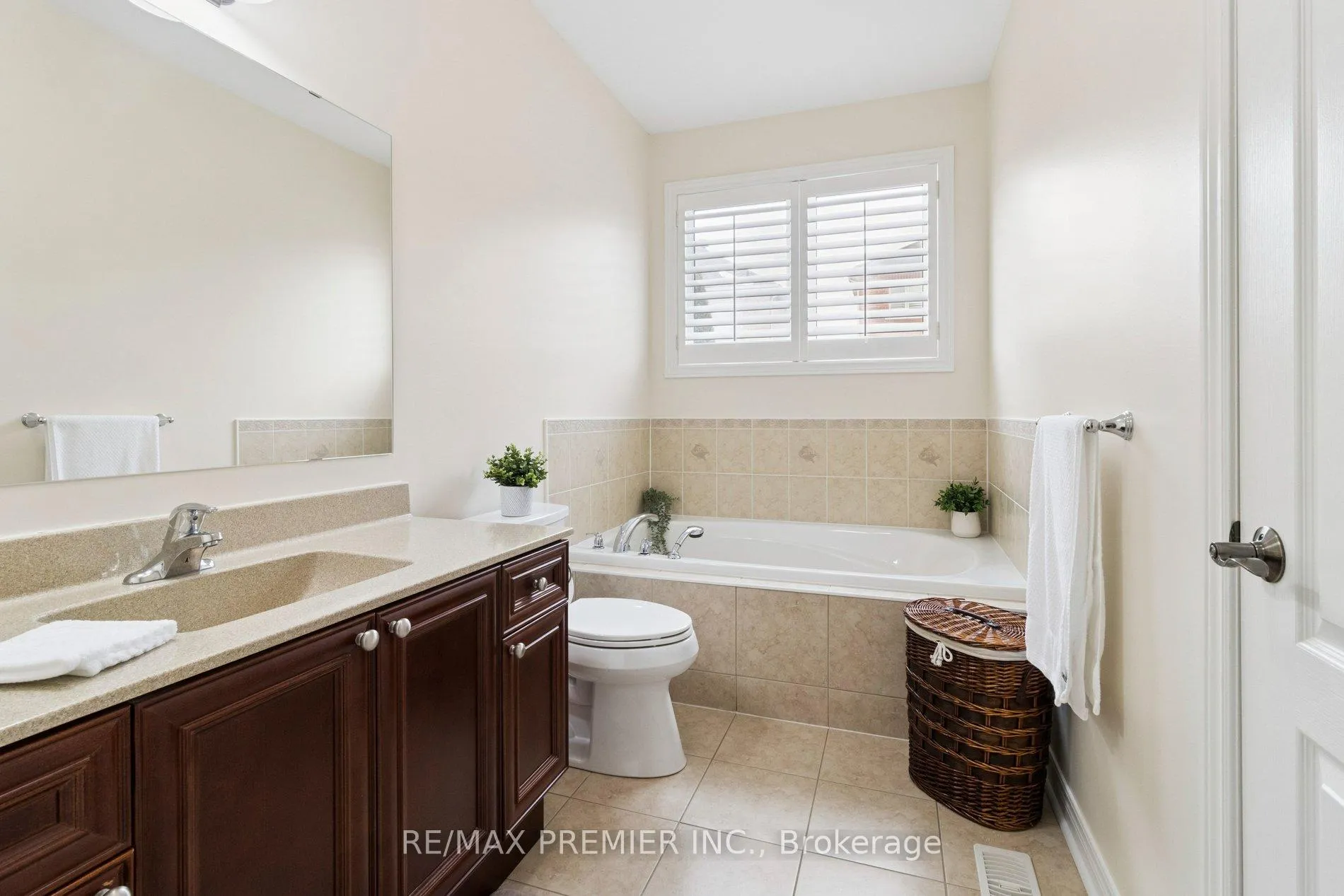 Photo 16 of 11 Eakins Drive, Aurora, Bayview Northeast — HOMEH
